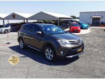 TOYOTA RAV4 2.0 D-4D 2WD STYLE

Immatricolata 2013, 1998cc, 124Cv 91Kw, 85.000Km, 5porte 5posti, Euro5B.

*** Veicolo guidabile con il nuovo decreto per i Neopatentati ***

Con: Motore a 4 cilindri, cambio manuale a 6 rapporti, Abs, Airbag, computer di bordo, vetri e specchietti elettrici, Climatizzatore manuale, Chiusura centralizzata con radiocomando, Comandi audio e Bluetooth al volante, Radio CD, MP3, Bluetooth, Retrocamera, Controllo della trazione (TRC), Controllo elettronico della stabilitÃ  (VSC+), portellone post. con apertura e chiusura elettronica, Luci diurne a LED, Servosterzo elettrico ad assistenza variabile (EPS), Sistema monitoraggio pressione pneumatici, Volante in pelle regolabile in altezza e profonditÃ , cerchi in lega da 17â€ con gomme 4 stagioni + ruotino.

Il prezzo proposto di euro 11.400,00euro Ã¨ legato alla promozione web che prevede un acquisto tramite finanziamento di intero importo. Info in sede.
Il prezzo senza promo Ã¨ di euro 12.400,00.
Rimangono sempre esclusi i costi :
-del passaggio di proprietÃ  pari ad euro 600,00.
-messa su strada pari ad euro 400,00 che include controlli tagliando completo preconsegna (olio,filtro olio, filtro aria e tutti icomponenti necessari al ripristino ivi compresi kit distribuzione),igienizzazione interni, kit ruota di scorta o kit gonfiaggio, 12 mesi di garanzia estendibili a 24 36mesi in base al veicolo e copre i componenti non soggetti ad usura (dettagli in sede).
Il prezzo del veicolo pubblicizzato Ã¨ stato calcolato utilizzando tutte le campagne commerciali a disposizione.

I NOSTRI SERVIZI :
-Acquisto diretto con pagamento immediato
-conto vendita
-vendita auto, moto e scooter usati e garantiti
-vendita veicoli d'epoca
-permuta auto con moto e viceversa
-noleggio breve e lungo termine
-finanziamenti personalizzati (rata costante,mini e maxi rate, leasing)
-assistenza post-vendita con societÃ  di garanzie e officine partner
-assicurazioni
-consulenze e stime per acquisti tra privati

VISITA il nostro sito internet: automotousateroma.it oppure scarica la nostra App: automotousateroma dall' Apple store o Play store per restare aggiornato sui nostri ultimi arrivi.

VIENI A TROVARCI PER VEDERE DAL VIVO QUESTO VEICOLO :
Auto Moto Usate Roma s.r.l.Via Appia Nuova 23, 00047, Marino (RM) (adiacente Sorelle Ramonda)

HAI UNA PERMUTA?
compila il form sull'App o nel nostro sito automotousateroma.it
oppure inviaci foto e descrizione (modello anno km motore ...)
al nostro numero whatsapp : Cell. 366-6562866 o 351-4646876 Fisso 06-7215841 e-mail : info@automotousateroma.it

La Auto Moto Usate Roma Srl declina ogni responsabilitÃ  per eventuali involontarie incongruenze che non rappresentano in alcun modo un impegno contrattuale e invitano i clienti a verificare sempre dal vivo la correttezza dei dati che potrebbero non coincidere con lâ€™effettivo equipaggiamento del veicolo spesso dovuto alla incompatibilitÃ  dei dati trasmessi sulle varie piattaforme web.