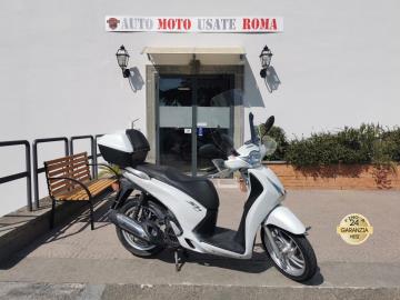 HONDA SH 150 i ABS START STOP

Immatricolato 2013, 153cc, 70.000Km, 15Cv 11Kw, Euro3.

Con: Motore Monocilindrico, computer di bordo, ABS, Start Stop, raffreddamento a Liquido, parabrezza Givi, bauletto originale, vano retro scudo, ampio vano sotto sella, cavallett ocentrale, dischi freno da 240 mm anteriore e posteriore, cerchi da 16â€.

Rimangono sempre esclusi i costi :
-del passaggio di proprietÃ  pari ad euro 200,00.
-messa su strada pari ad euro 300,00 che include controlli tagliando completo preconsegna (olio,filtro olio, filtro aria e tutti i componenti necessari al ripristino), 12 mesi di garanzia estendibili a 24 36mesi in base al veicolo e copre i componenti non soggetti ad usura (dettagli in sede).

Il prezzo del veicolo pubblicizzato Ã¨ stato calcolato utilizzando tutte le campagne commerciali a disposizione.

*************

I NOSTRI SERVIZI :
-Acquisto diretto con pagamento immediato
-conto vendita
-vendita auto, moto e scooter usati e garantiti
-vendita veicoli d'epoca
-permuta auto con moto e viceversa
-noleggio breve e lungo termine
-finanziamenti personalizzati (rata costante,mini e maxi rate, leasing)
-assistenza post-vendita con societÃ  di garanzie e officine partner
-assicurazioni
-consulenze e stime per acquisti tra privati

VISITA il nostro sito internet: automotousateroma.it oppure scarica la nostra App: automotousateroma dall' Apple store o Play store per restare aggiornato sui nostri ultimi arrivi.

VIENI A TROVARCI PER VEDERE DAL VIVO QUESTO VEICOLO :
Auto Moto Usate Roma s.r.l.Via Appia Nuova 23, 00047, Marino (RM) (adiacente Sorelle Ramonda)

*************

HAI UNA PERMUTA?
compila il form sull'App o nel nostro sito automotousateroma.it
oppure inviaci foto e descrizione (modello anno km motore ...)
al nostro numero whatsapp : Cell. 351-4646876 o Whats. 366-6562866 Fisso 06-7215841 e-mail : info@automotousateroma.it

*************
La Auto Moto Usate Roma Srl declina ogni responsabilitÃ  per eventuali involontarie incongruenze che non rappresentano in alcun modo un impegno contrattuale e invitano i clienti a verificare sempre dal vivo la correttezza dei dati che potrebbero non coincidere con lâ€™effettivo equipaggiamento del veicolo spesso dovuto alla incompatibilitÃ  dei dati trasmessi sulle varie piattaforme web.