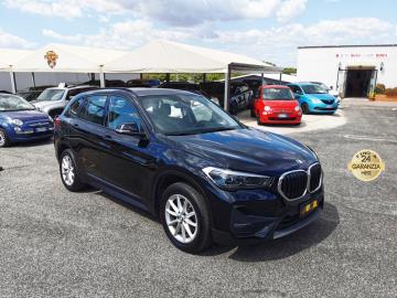 BMW X1 XDRIVE 18d XLINE PLUS

Immatricolata 2020, 1995cc, 70.000Km, 150Cv 110Kw, 5porte 5posti, Euro6D-TEMP.

Con: Motore a 4 cilindri, cambio automatico steptronic a 8 rapporti, Abs, Esp, Airbag, computer di bordo, Selettore del feeling di guida (con modalitÃ  Eco PRO, Comfort, Sport), Active Guard: Sistema di avvertimento anti-tamponamento con preparazione alla frenata di emergenza, Climatizzatore automatico bizona con microfiltro, Radio Media con display 6.5 , Bluetooth con audio-streaming, presa USB compatibile i-Pod, iDrive con retrocamera e navigatore, Fari con tecnologia a LED, fendinebbia, freno a mano elettrico, Portellone posteriore ad azionamento elettrico, sensori di parcheggio anteriori e posteriori, isofix, cerchi in lega da 17â€.

Il prezzo proposto di euro 19.900,00euro Ã¨ legato alla promozione web che prevede un acquisto tramite finanziamento di intero importo. Info in sede.
Il prezzo senza promo Ã¨ di euro 22.400,00.

Rimangono sempre esclusi i costi :
-del passaggio di proprietÃ  pari ad euro 700,00.
-messa su strada pari ad euro 600,00 che include controlli tagliando completo preconsegna (olio,filtro olio, filtro aria e tutti icomponenti necessari al ripristino ivi compresi kit distribuzione),igienizzazione interni, kit ruota di scorta o kit gonfiaggio, 12 mesi di garanzia estendibili a 24 36mesi in base al veicolo e copre i componenti non soggetti ad usura (dettagli in sede).
Il prezzo del veicolo pubblicizzato Ã¨ stato calcolato utilizzando tutte le campagne commerciali a disposizione.

I NOSTRI SERVIZI :
-Acquisto diretto con pagamento immediato
-conto vendita
-vendita auto, moto e scooter usati e garantiti
-vendita veicoli d'epoca
-permuta auto con moto e viceversa
-noleggio breve e lungo termine
-finanziamenti personalizzati (rata costante,mini e maxi rate, leasing)
-assistenza post-vendita con societÃ  di garanzie e officine partner
-assicurazioni
-consulenze e stime per acquisti tra privati

VISITA il nostro sito internet: automotousateroma.it oppure scarica la nostra App: automotousateroma dall' Apple store o Play store per restare aggiornato sui nostri ultimi arrivi.

VIENI A TROVARCI PER VEDERE DAL VIVO QUESTO VEICOLO :
Auto Moto Usate Roma s.r.l.Via Appia Nuova 23, 00047, Marino (RM) (adiacente Sorelle Ramonda)

HAI UNA PERMUTA?
compila il form sull'App o nel nostro sito automotousateroma.it
oppure inviaci foto e descrizione (modello anno km motore ...)
al nostro numero whatsapp : Cell. 366-6562866 o 351-4646876 Fisso 06-7215841 e-mail : info@automotousateroma.it

La Auto Moto Usate Roma Srl declina ogni responsabilitÃ  per eventuali involontarie incongruenze che non rappresentano in alcun modo un impegno contrattuale e invitano i clienti a verificare sempre dal vivo la correttezza dei dati che potrebbero non coincidere con lâ€™effettivo equipaggiamento del veicolo spesso dovuto alla incompatibilitÃ  dei dati trasmessi sulle varie piattaforme web.



