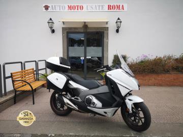 HONDA INTEGRA 750 DCT S SPORT

Immatricolata 2020, 745cc, 19.500Km, 55Cv 40Kw, Euro4.

Con: Motore Bicilindrico, cambio automatico sequenziale a 6 rapporti, computer di bordo Abs, Tc disinseribile, raffreddamento a liquido, vano retroscuso, freno a mano, doppio cavalletto laterale e centrale, ampio vano sottosella, capacitÃ  serbatoio 14Lt, freni a disco da 320mm anteriore e da 240mm posteriore, cerchi da 17â€.
Accessori: Tris di valigie originali Honda in tinta.

Il prezzo proposto di euro 5.900,00 Ã¨ legato alla promozione web che prevede un acquisto tramite finanziamento di intero importo. Info in sede.
Il prezzo senza promo Ã¨ di euro 6.400,00

Rimangono sempre esclusi i costi :
-del passaggio di proprietÃ  pari ad euro 200,00.
-messa su strada pari ad euro 300,00 che include controlli tagliando completo preconsegna (olio,filtro olio, filtro aria e tutti i componenti necessari al ripristino), 12 mesi di garanzia estendibili a 24 36mesi in base al veicolo e copre i componenti non soggetti ad usura (dettagli in sede).

Il prezzo del veicolo pubblicizzato Ã¨ stato calcolato utilizzando tutte le campagne commerciali a disposizione.

*************

I NOSTRI SERVIZI :
-Acquisto diretto con pagamento immediato
-conto vendita
-vendita auto, moto e scooter usati e garantiti
-vendita veicoli d'epoca
-permuta auto con moto e viceversa
-noleggio breve e lungo termine
-finanziamenti personalizzati (rata costante,mini e maxi rate, leasing)
-assistenza post-vendita con societÃ  di garanzie e officine partner
-assicurazioni
-consulenze e stime per acquisti tra privati

VISITA il nostro sito internet: automotousateroma.it oppure scarica la nostra App: automotousateroma dall' Apple store o Play store per restare aggiornato sui nostri ultimi arrivi.

VIENI A TROVARCI PER VEDERE DAL VIVO QUESTO VEICOLO :
Auto Moto Usate Roma s.r.l.Via Appia Nuova 23, 00047, Marino (RM) (adiacente Sorelle Ramonda)

*************

HAI UNA PERMUTA?
compila il form sull'App o nel nostro sito automotousateroma.it
oppure inviaci foto e descrizione (modello anno km motore ...)
al nostro numero whatsapp : Cell. 351-4646876 o Whats. 366-6562866 Fisso 06-7215841 e-mail : info@automotousateroma.it

*************
La Auto Moto Usate Roma Srl declina ogni responsabilitÃ  per eventuali involontarie incongruenze che non rappresentano in alcun modo un impegno contrattuale e invitano i clienti a verificare sempre dal vivo la correttezza dei dati che potrebbero non coincidere con lâ€™effettivo equipaggiamento del veicolo spesso dovuto alla incompatibilitÃ  dei dati trasmessi sulle varie piattaforme web.
