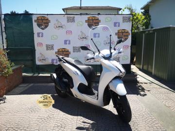 HONDA SH 350 ABS

Immatricolato 2023, 330cc, 222Kw 30Cv, 15.000Km, Euro5.

*** Scooter Unicoproprietario â€“ Garanzia ufficiale fino al 2029 ***

Con: Motore Monocilindrico, raffreddamento a Liquido, vano retro scudo, ampio vano sotto sella, doppio cavalletto centrale e laterale, Display digitale, Abs, freni a disco da 256 mm anteriore e posteriore, cerchi da 16â€.

Il prezzo proposto di euro 4.600,00euro Ã¨ legato alla promozione web che prevede un acquisto tramite un anticipo e la restante parte rimanente in finanziamento.
Il prezzo senza promo Ã¨ di euro 4.900,00euro.

Rimangono sempre esclusi i costi :
-del passaggio di proprietÃ  pari ad euro 200,00.
-messa su strada pari ad euro 300,00 che include controlli tagliando completo preconsegna (olio,filtro olio, filtro aria e tutti i componenti necessari al ripristino), 12 mesi di garanzia estendibili a 24 36mesi in base al veicolo e copre i componenti non soggetti ad usura (dettagli in sede).

Il prezzo del veicolo pubblicizzato Ã¨ stato calcolato utilizzando tutte le campagne commerciali a disposizione.

*************

I NOSTRI SERVIZI :
-Acquisto diretto con pagamento immediato
-conto vendita
-vendita auto, moto e scooter usati e garantiti
-vendita veicoli d'epoca
-permuta auto con moto e viceversa
-noleggio breve e lungo termine
-finanziamenti personalizzati (rata costante,mini e maxi rate, leasing)
-assistenza post-vendita con societÃ  di garanzie e officine partner
-assicurazioni
-consulenze e stime per acquisti tra privati

VISITA il nostro sito internet: automotousateroma.it oppure scarica la nostra App: automotousateroma dall' Apple store o Play store per restare aggiornato sui nostri ultimi arrivi.

VIENI A TROVARCI PER VEDERE DAL VIVO QUESTO VEICOLO :
Auto Moto Usate Roma s.r.l.Via Appia Nuova 23, 00047, Marino (RM) (adiacente Sorelle Ramonda)

*************

HAI UNA PERMUTA?
compila il form sull'App o nel nostro sito automotousateroma.it
oppure inviaci foto e descrizione (modello anno km motore ...)
al nostro numero whatsapp : Cell. 351-4646876 o Whats. 366-6562866 Fisso 06-7215841 e-mail : info@automotousateroma.it

*************
La Auto Moto Usate Roma Srl declina ogni responsabilitÃ  per eventuali involontarie incongruenze che non rappresentano in alcun modo un impegno contrattuale e invitano i clienti a verificare sempre dal vivo la correttezza dei dati che potrebbero non coincidere con lâ€™effettivo equipaggiamento del veicolo spesso dovuto alla incompatibilitÃ  dei dati trasmessi sulle varie piattaforme web.