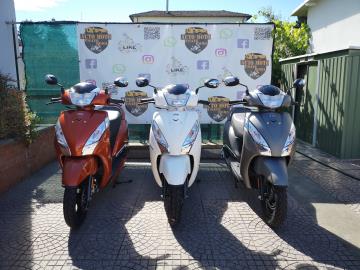 Stai cercando lo scooter perfetto per muoverti in cittÃ  con stile, comfort e senza pensieri? Scopri il nuovissimo TVS Jupiter 125!

Progettato per rendere ogni tuo viaggio un'esperienza piacevole, il Jupiter 125 combina un design sofisticato con una tecnologia all'avanguardia.

PerchÃ© scegliere il TVS Jupiter 125?

Motore Potente ed Efficiente: Il suo motore da 125cc offre una guida reattiva e scattante, perfetta per il traffico cittadino, mantenendo al contempo consumi ridotti.

Massimo Comfort: La sella ergonomica e spaziosa e la sospensione ottimizzata garantiscono una guida fluida anche sulle strade piÃ¹ dissestate.

Design Elegante: Linee moderne, finiture cromate e un look distintivo che ti farÃ  notare ovunque tu vada.

Tecnologia Intelligente: Cruscotto digitale, faro LED e un sistema di avviamento silenzioso che ti stupirÃ .

Spazio di Stoccaggio Imbattibile: Con un ampio vano sottosella (33l), il TVS Jupiter 125 offre il miglior spazio di stoccaggio della sua categoria, per portare con te tutto ciÃ² di cui hai bisogno.

Disponibili in Vari colori : Arancione, Grigio, Blu e Bianco.

L'offerta include:

GARANZIA UFFICIALE 5 ANNI

PossibilitÃ  di finanziamento PERSONALIZATO, con o senza ANTICIPO, oppure con MAXI RATA

PossibilitÃ  di effettuare il pagamento con Klarna in 3 comode Rate

Rimangono sempre esclusi i costi dell' immatricolazione pari ad euro 350,00.

I NOSTRI SERVIZI :
-Acquisto diretto con pagamento immediato
-conto vendita
-vendita auto, moto e scooter usati e garantiti
-vendita veicoli d'epoca
-permuta auto con moto e viceversa
-noleggio breve e lungo termine
-finanziamenti personalizzati (rata costante,mini e maxi rate, leasing)
-assistenza post-vendita con societÃ  di garanzie e officine partner
-assicurazioni
-consulenze e stime per acquisti tra privati

VISITA il nostro sito internet: automotousateroma.it oppure scarica la nostra App: automotousateroma dall' Apple store o Play store per restare aggiornato sui nostri ultimi arrivi.

VIENI A TROVARCI PER VEDERE DAL VIVO QUESTO VEICOLO :
Auto Moto Usate Roma s.r.l.Via Appia Nuova 23, 00047, Marino (RM) (adiacente Sorelle Ramonda)

HAI UNA PERMUTA?
compila il form sull'App o nel nostro sito automotousateroma.it
oppure inviaci foto e descrizione (modello anno km motore ...)
al nostro numero whatsapp : Cell. 351-4646876 o Whats. 366-6562866 Fisso 06-7215841 e-mail : info@automotousateroma.it

La Auto Moto Usate Roma Srl declina ogni responsabilitÃ  per eventuali involontarie incongruenze che non rappresentano in alcun modo un impegno contrattuale e invitano i clienti a verificare sempre dal vivo la correttezza dei dati che potrebbero non coincidere con lâ€™effettivo equipaggiamento del veicolo spesso dovuto alla incompatibilitÃ  dei dati trasmessi sulle varie piattaforme web.

