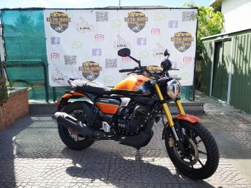 Stai cercando una moto che unisca stile, prestazioni e tecnologia all'avanguardia? Preparati a scoprire la nuova TVS Ronin 250, la cruiser moderna che sta riscrivendo le regole!

La Ronin 250 non passa inosservata. Le sue linee muscolose e retrÃ², l'inconfondibile faro tondo con luce diurna a T e il serbatoio scolpito la rendono una moto dal carattere unico. Che tu stia guidando in cittÃ  o percorrendo strade panoramiche, attirerai gli sguardi ovunque andrai.

Sotto il suo look affascinante si nasconde un cuore tecnologico. Il motore da 225,9 cc, monocilindrico e raffreddato ad aria-olio, offre una guida fluida e reattiva, perfetta per ogni tipo di percorso.

Equipaggiata con:

Frizione antisaltellamento: per cambi marcia fluidi e sicuri.

ABS a due canali: per una frenata sempre stabile e controllata.

ModalitÃ  di guida: due opzioni (Urban e Rain) per adattare la risposta della moto alle condizioni della strada.

Strumentazione digitale: un display LCD completo che ti fornisce tutte le informazioni di cui hai bisogno, in modo chiaro e leggibile.

ConnettivitÃ  Bluetooth: collega il tuo smartphone e goditi funzionalitÃ  come la navigazione turn-by-turn e la gestione delle chiamate.

Massimo Comfort per Ogni Avventura

La sella ampia e comoda, la posizione di guida ergonomica e il peso contenuto (solo 160 kg in ordine di marcia) rendono la Ronin 250 una moto facile da manovrare e incredibilmente piacevole da guidare, anche sui lunghi tragitti.

Vieni a vederla e a provarla di persona! Ti aspettiamo in concessionaria per farti salire in sella alla tua prossima avventura.

L'offerta include:

Moto in pronta consegna
Garanzia ufficiale 5 Anni!
PossibilitÃ  di finanziamento (Senza anticipo, Maxi rata, personalizzato).

I NOSTRI SERVIZI :
-Acquisto diretto con pagamento immediato
-conto vendita
-vendita auto, moto e scooter usati e garantiti
-vendita veicoli d'epoca
-permuta auto con moto e viceversa
-noleggio breve e lungo termine
-finanziamenti personalizzati (rata costante,mini e maxi rate, leasing)
-assistenza post-vendita con societÃ  di garanzie e officine partner
-assicurazioni
-consulenze e stime per acquisti tra privati

VISITA il nostro sito internet: automotousateroma.it oppure scarica la nostra App: automotousateroma dall' Apple store o Play store per restare aggiornato sui nostri ultimi arrivi.

VIENI A TROVARCI PER VEDERE DAL VIVO QUESTO VEICOLO :
Auto Moto Usate Roma s.r.l.Via Appia Nuova 23, 00047, Marino (RM) (adiacente Sorelle Ramonda)

HAI UNA PERMUTA?
compila il form sull'App o nel nostro sito automotousateroma.it
oppure inviaci foto e descrizione (modello anno km motore ...)
al nostro numero whatsapp : Cell. 351-4646876 o Whats. 366-6562866 Fisso 06-7215841 e-mail : info@automotousateroma.it
