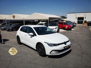 VOLKSAGEN GOLF 1.0 eTSI EVO DSG Life Mild Hybrid (MHEV)

Immtricolata 2023, 999cc, 110Cv 81Kw, 53.000Km, 5porte 5posti, Euro6D-Temp.

*** Auto idonea per NEOPATENTATI ***

Con: Motore 3 cilindri in linea, cambio automatico sequenziale a 7 rapporti Dsg, Airbag, ESC+ABS, ASR, EDS, MSR computer di bordo, vetri e specchietti elettrici, Accensione automatica luci diurne a LED con funzione Leaving e Coming Home , App-Connect, Climatronic, Digital Cockpit da 10,25 , Freno di staz. e funzione Auto Hold , Lane Assist (Sist. di assistenza al mantenimento di corsia), Sensori di parcheggio posteriori, Radio Composition Media 8,25'', Servosterzo elettromeccanico, Sedile guida reg. in altezza, Volante multifunzionale in pelle, cerchi in lega da 17â€.

Il prezzo proposto di euro 19.500,00 Ã¨ legato alla promozione web che prevede un acquisto tramite finanziamento di intero importo. Info in sede.
Il prezzo senza promo Ã¨ di euro 21.500,00

Rimangono sempre esclusi i costi :
-del passaggio di proprietÃ  pari ad euro 550,00.
-messa su strada pari ad euro 400,00 che include controlli tagliando completo preconsegna (olio,filtro olio, filtro aria e tutti i componenti necessari al ripristino), 12 mesi di garanzia estendibili a 24 36mesi in base al veicolo e copre i componenti non soggetti ad usura (dettagli in sede).

*************

I NOSTRI SERVIZI :
-Acquisto diretto con pagamento immediato
-conto vendita
-vendita auto, moto e scooter usati e garantiti
-vendita veicoli d'epoca
-permuta auto con moto e viceversa
-noleggio breve e lungo termine
-finanziamenti personalizzati (rata costante,mini e maxi rate, leasing)
-assistenza post-vendita con societÃ  di garanzie e officine partner
-assicurazioni
-consulenze e stime per acquisti tra privati

VISITA il nostro sito internet: automotousateroma.it oppure scarica la nostra App: automotousateroma dall' Apple store o Play store per restare aggiornato sui nostri ultimi arrivi.

VIENI A TROVARCI PER VEDERE DAL VIVO QUESTO VEICOLO :
Auto Moto Usate Roma s.r.l.Via Appia Nuova 23, 00047, Marino (RM) (adiacente Sorelle Ramonda)

*************

HAI UNA PERMUTA?
compila il form sull'App o nel nostro sito automotousateroma.it
oppure inviaci foto e descrizione (modello anno km motore ...)
al nostro numero whatsapp : Cell. 366-6562866 o 351-4646876 Fisso 06-7215841 e-mail : info@automotousateroma.it

*************
La Auto Moto Usate Roma Srl declina ogni responsabilitÃ  per eventuali involontarie incongruenze che non rappresentano in alcun modo un impegno contrattuale e invitano i clienti a verificare sempre dal vivo la correttezza dei dati che potrebbero non coincidere con lâ€™effettivo equipaggiamento del veicolo spesso dovuto alla incompatibilitÃ  dei dati trasmessi sulle varie piattaforme web.


