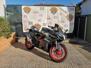 TVS Racing RR 310 - Sei pronto a vivere l'emozione della pista ogni giorno?

TVS Racing RR 310, un vero gioiello di ingegneria nato dalla collaborazione tra TVS e BMW Motorrad. Questa moto Ã¨ l'ideale per chi cerca prestazioni, agilitÃ  e un design aggressivo senza compromessi.

Caratteristiche Principali:

Motore: Monocilindrico 312cc, 4 valvole, raffreddato a liquido, capace di erogare una potenza di 34 CV a 9700 rpm. Un propulsore grintoso e affidabile, perfetto sia per la cittÃ  che per le curve.

Ciclistica: Telaio a traliccio in acciaio e forcellone in alluminio, garantendo leggerezza e rigiditÃ . Sospensioni di alta qualitÃ  (forcella a steli rovesciati da 41mm e mono-ammortizzatore posteriore) per una tenuta di strada impeccabile.

Frenata: Impianto frenante a disco con ABS a doppio canale, per la massima sicurezza in ogni condizione.

Design: Linee affilate e aggressive, ispirate alle moto da competizione. La carenatura completa e la livrea sportiva la rendono un'autentica supersportiva in miniatura.

Dotazione: Ricca dotazione di serie, con strumentazione digitale LCD completa, fari a LED anteriori e posteriori, e un'ergonomia studiata per una guida sportiva ma confortevole.

Non perdere l'occasione! Contattami per una prova e per scoprire di persona la sua grinta!

*** Versione PLUS ordinabile ***

L'offerta include:

Moto in pronta consegna

Garanzia ufficiale 5 Anni con Kilometraggio Illimitato!

PossibilitÃ  di finanziamento (Senza anticipo, Maxi rata, personalizzato)

Prezzo 5.710 F.C. scontato a 5.390euro + messa su strada di 350euro

#sh #310 #xmax #sr #forza #pcx #brera #vespa #agility #people #liberty #medley #zontes #g310 #310R #310Gs

I NOSTRI SERVIZI :
-Acquisto diretto con pagamento immediato
-conto vendita
-vendita auto, moto e scooter usati e garantiti
-vendita veicoli d'epoca
-permuta auto con moto e viceversa
-noleggio breve e lungo termine
-finanziamenti personalizzati (rata costante,mini e maxi rate, leasing)
-assistenza post-vendita con societÃ  di garanzie e officine partner
-assicurazioni
-consulenze e stime per acquisti tra privati

VISITA il nostro sito internet: automotousateroma.it oppure scarica la nostra App: automotousateroma dall' Apple store o Play store per restare aggiornato sui nostri ultimi arrivi.

VIENI A TROVARCI PER VEDERE DAL VIVO QUESTO VEICOLO :
Auto Moto Usate Roma s.r.l.Via Appia Nuova 23, 00047, Marino (RM) (adiacente Sorelle Ramonda)

HAI UNA PERMUTA?
compila il form sull'App o nel nostro sito automotousateroma.it
oppure inviaci foto e descrizione (modello anno km motore ...)
al nostro numero whatsapp : Cell. 351-4646876 o Whats. 366-6562866 Fisso 06-7215841 e-mail : info@automotousateroma.it
