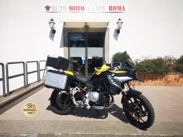 BMW F 750 GS
40Th ANNIVERSARY ( Colorazione dedicata Nero e Giallo )
Immatricolata 2020, 853cc, 77Cv 57Kw, 4.800Km, Euro5.

Con: Motore Bicilindrico in linea, cambio manuale a 6 rapporti, Abs, computer di bordo, cambio quick shifter, Dynamic ESA, 4 mappature Road Rain Dynamic Enduro, display TFT da 6,5, manopole riscaldabili, faro stop a Led, cruise control, RDC (controllo pressione pneumatici), porta navigatore, cavalletto centrale e laterale, cupolino regolabile, impianto frenante Brembo, doppio freno a disco da 305mm anteriore e da 265mm al posteriore, cerchi in lega da 19â€ anteriore e da 17â€ al posteriore.
Accessoriato con : Tris valigie Bmw originali.

Il prezzo proposto di euro 7.500,00euro Ã¨ legato alla promozione web che prevede un acquisto tramite finanziamento.
Il prezzo senza promo Ã¨ di euro 8.200,00euro.

Rimangono sempre esclusi i costi :
-del passaggio di proprietÃ  pari ad euro 200,00.
-messa su strada pari ad euro 300,00 che include l'attivazione della garanzia di 12 mesi completa, controlli e o tagliando completo preconsegna all'occorrenza (olio,filtro olio, filtro aria e tutti i componenti necessari al ripristino), 12 mesi di garanzia estendibili a 24 36mesi in base al veicolo e copre i componenti non soggetti ad usura (dettagli in sede).

Il prezzo del veicolo pubblicizzato Ã¨ stato calcolato utilizzando tutte le campagne commerciali a disposizione.

*************

I NOSTRI SERVIZI :
-Acquisto diretto con pagamento immediato
-conto vendita
-vendita auto, moto e scooter usati e garantiti
-vendita veicoli d'epoca
-permuta auto con moto e viceversa
-noleggio breve e lungo termine
-finanziamenti personalizzati (rata costante,mini e maxi rate, leasing)
-assistenza post-vendita con societÃ  di garanzie e officine partner
-assicurazioni
-consulenze e stime per acquisti tra privati

VISITA il nostro sito internet: automotousateroma.it oppure scarica la nostra App: automotousateroma dall' Apple store o Play store per restare aggiornato sui nostri ultimi arrivi.

VIENI A TROVARCI PER VEDERE DAL VIVO QUESTO VEICOLO :
Auto Moto Usate Roma s.r.l.Via Appia Nuova 23, 00047, Marino (RM) (adiacente Sorelle Ramonda)

*************

HAI UNA PERMUTA?
compila il form sull'App o nel nostro sito automotousateroma.it
oppure inviaci foto e descrizione (modello anno km motore ...)
al nostro numero whatsapp : Cell. 351-4646876 o Whats. 366-6562866 Fisso 06-7215841 e-mail : info@automotousateroma.it

*************
La Auto Moto Usate Roma Srl declina ogni responsabilitÃ  per eventuali involontarie incongruenze che non rappresentano in alcun modo un impegno contrattuale e invitano i clienti a verificare sempre dal vivo la correttezza dei dati che potrebbero non coincidere con lâ€™effettivo equipaggiamento del veicolo spesso dovuto alla incompatibilitÃ  dei dati trasmessi sulle varie piattaforme web.
