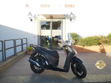 HONDA SH 125 SPORT ABS
Immatricolato 2016, 125cc, 27.900Km, 12Cv/9Kw, Euro5.
Con: Motore monocilindrico, S&S, Abs, vano retro scudo, ampio vano sottosella, doppio cavalletto centrale e laterale, cerchi da 16â€.  
Accessoriato con: Parabrezza Isotta. 

Rimangono sempre esclusi i costi : 
-del passaggio di proprietÃ  pari ad euro 200,00.
-messa su strada pari ad euro 300,00 che include l'attivazione della garanzia di 12 mesi completa, controlli e/o tagliando completo preconsegna all'occorrenza (olio,filtro olio, filtro aria e tutti i componenti necessari al ripristino), 12 mesi di garanzia estendibili a 24/36mesi in base al veicolo e copre i componenti non soggetti ad usura (dettagli in sede).

I NOSTRI SERVIZI : 
-Acquisto diretto con pagamento immediato 
-conto vendita
-vendita auto, moto e scooter usati e garantiti
-vendita veicoli d'epoca
-permuta auto con moto e viceversa
-noleggio breve e lungo termine
-finanziamenti personalizzati (rata costante,mini e  maxi rate, leasing)
-assistenza post-vendita con societÃ  di garanzie e officine partner
-assicurazioni
-consulenze e stime per acquisti tra privati

VISITA il nostro sito internet: automotousateroma.it oppure scarica la nostra App: automotousateroma dall' Apple store o Play store per restare aggiornato sui nostri ultimi arrivi.

VIENI A TROVARCI PER VEDERE DAL VIVO QUESTO VEICOLO :
Auto Moto Usate Roma s.r.l.Via Appia Nuova 23, 00047, Marino (RM) (adiacente Sorelle Ramonda)

*************

HAI UNA PERMUTA?
compila il form sull'App o nel nostro sito automotousateroma.it
oppure inviaci foto e descrizione (modello anno km motore ...)
al nostro numero whatsapp : Cell. 366-6562866 o 351-4646876 Fisso 06-7215841 e-mail :  info@automotousateroma.it

*************
La Auto Moto Usate Roma Srl declina ogni responsabilitÃ  per eventuali involontarie incongruenze che non rappresentano in alcun modo un impegno contrattuale e invitano i clienti a verificare sempre dal vivo la correttezza dei dati che potrebbero non coincidere con lâ€™effettivo equipaggiamento del veicolo spesso dovuto alla incompatibilitÃ  dei dati trasmessi sulle varie piattaforme web.