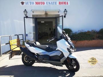 SYM MAXSYM LT 500 ABS

Immatricolato 2021, 465cc, 40.000Km, 41Cv 30Kw, Euro4.

Con: Motore bicilindrico in linea, cambio automatico con variatore, Abs, computer di bordo, raffreddamento a liquido, doppio vano retro scudo, ampio vano sottosella, Forcella telescopica doppia piastra 41 mm, freni a disco da 275mm anteriori e posteriori, cerchi da 15â€.

Rimangono sempre esclusi i costi :
-del passaggio di proprietÃ  pari ad euro 200,00.
-messa su strada pari ad euro 300,00 che include l'attivazione della garanzia di 12 mesi completa, controlli e o tagliando completo preconsegna all'occorrenza (olio,filtro olio, filtro aria e tutti i componenti necessari al ripristino), 12 mesi di garanzia estendibili a 24 36mesi in base al veicolo e copre i componenti non soggetti ad usura (dettagli in sede).

Il prezzo del veicolo pubblicizzato Ã¨ stato calcolato utilizzando tutte le campagne commerciali a disposizione.

*************

I NOSTRI SERVIZI :
-Acquisto diretto con pagamento immediato
-conto vendita
-vendita auto, moto e scooter usati e garantiti
-vendita veicoli d'epoca
-permuta auto con moto e viceversa
-noleggio breve e lungo termine
-finanziamenti personalizzati (rata costante,mini e maxi rate, leasing)
-assistenza post-vendita con societÃ  di garanzie e officine partner
-assicurazioni
-consulenze e stime per acquisti tra privati

VISITA il nostro sito internet: automotousateroma.it oppure scarica la nostra App: automotousateroma dall' Apple store o Play store per restare aggiornato sui nostri ultimi arrivi.

VIENI A TROVARCI PER VEDERE DAL VIVO QUESTO VEICOLO :
Auto Moto Usate Roma s.r.l.Via Appia Nuova 23, 00047, Marino (RM) (adiacente Sorelle Ramonda)

*************

HAI UNA PERMUTA?
compila il form sull'App o nel nostro sito automotousateroma.it
oppure inviaci foto e descrizione (modello anno km motore ...)
al nostro numero whatsapp : Cell. 351-4646876 o Whats. 366-6562866 Fisso 06-7215841 e-mail : info@automotousateroma.it

*************
La Auto Moto Usate Roma Srl declina ogni responsabilitÃ  per eventuali involontarie incongruenze che non rappresentano in alcun modo un impegno contrattuale e invitano i clienti a verificare sempre dal vivo la correttezza dei dati che potrebbero non coincidere con lâ€™effettivo equipaggiamento del veicolo spesso dovuto alla incompatibilitÃ  dei dati trasmessi sulle varie piattaforme web.
