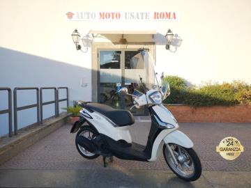 PIAGGIO LIBERTY 150 ABS 3V i.e.

Immatricolato 2021, 155cc, 9.400Km, 13Cv 9Kw, Euro5.

Con: motore monocilindrico, cambio automatico con variatore, 3 valvole, raffreddamento aria, vano retro scudo, ampio vano sottosella, Forcella telescopica idraulica, doppio cavalletto centrale e laterale, freno a disco anteriore da 240mm e da 140mm posteriore, cerchi da 16â€ anteriore e da 14â€ posteriore.
Accessoraito con : Parabrezza kappa.

Rimangono sempre esclusi i costi :
-del passaggio di proprietÃ  pari ad euro 200,00.
-messa su strada pari ad euro 300,00 che include l'attivazione della garanzia di 12 mesi completa, controlli e o tagliando completo preconsegna all'occorrenza (olio,filtro olio, filtro aria e tutti i componenti necessari al ripristino), 12 mesi di garanzia estendibili a 24 36mesi in base al veicolo e copre i componenti non soggetti ad usura (dettagli in sede).

Il prezzo del veicolo pubblicizzato Ã¨ stato calcolato utilizzando tutte le campagne commerciali a disposizione.

*************

I NOSTRI SERVIZI :
-Acquisto diretto con pagamento immediato
-conto vendita
-vendita auto, moto e scooter usati e garantiti
-vendita veicoli d'epoca
-permuta auto con moto e viceversa
-noleggio breve e lungo termine
-finanziamenti personalizzati (rata costante,mini e maxi rate, leasing)
-assistenza post-vendita con societÃ  di garanzie e officine partner
-assicurazioni
-consulenze e stime per acquisti tra privati

VISITA il nostro sito internet: automotousateroma.it oppure scarica la nostra App: automotousateroma dall' Apple store o Play store per restare aggiornato sui nostri ultimi arrivi.

VIENI A TROVARCI PER VEDERE DAL VIVO QUESTO VEICOLO :
Auto Moto Usate Roma s.r.l.Via Appia Nuova 23, 00047, Marino (RM) (adiacente Sorelle Ramonda)

*************

HAI UNA PERMUTA?
compila il form sull'App o nel nostro sito automotousateroma.it
oppure inviaci foto e descrizione (modello anno km motore ...)
al nostro numero whatsapp : Cell. 351-4646876 o Whats. 366-6562866 Fisso 06-7215841 e-mail : info@automotousateroma.it

*************
La Auto Moto Usate Roma Srl declina ogni responsabilitÃ  per eventuali involontarie incongruenze che non rappresentano in alcun modo un impegno contrattuale e invitano i clienti a verificare sempre dal vivo la correttezza dei dati che potrebbero non coincidere con lâ€™effettivo equipaggiamento del veicolo spesso dovuto alla incompatibilitÃ  dei dati trasmessi sulle varie piattaforme web.

