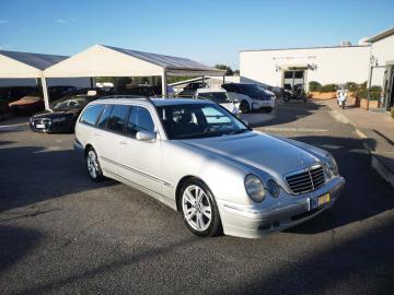 MERCEDES-BENZ E 200 SW CAT KOMPRESSOR AVANTGARDE

Immatricolata 2000, 1998cc, 186Cv 137Kw, 267.000Km, 5porte 5posti.

Con: Motore a 4 cilindri in linea, cambio manuale a 6 rapporti con Tempomat e Speedtronic, trazione posteriore, Abs, Airbag, Esp, vetri e specchietti elettrici, computer di bordo, comandi al volante, chiusura centralizzata, Autoradio con sistema di navigazione satellitare MB Audio 30 APS, fendinebbia, climatizzatore Bi-zona, servosterzo, sedili in pelle, cerchi in lega da 17â€.

Rimangono sempre esclusi i costi :

-del passaggio di proprietÃ  pari ad euro 800,00.

-messa su strada pari ad euro 300,00 che include controlli tagliando completo preconsegna (olio,filtro olio, filtro aria e tutti icomponenti necessari al ripristino ivi compresi kit distribuzione),igienizzazione interni, kit ruota di scorta o kit gonfiaggio.

Il prezzo del veicolo pubblicizzato Ã¨ stato calcolato utilizzando tutte le campagne commerciali a disposizione.

*************

I NOSTRI SERVIZI :
-Acquisto diretto con pagamento immediato
-conto vendita
-vendita auto, moto e scooter usati e garantiti
-vendita veicoli d'epoca
-permuta auto con moto e viceversa
-noleggio breve e lungo termine
-finanziamenti personalizzati (rata costante,mini e maxi rate, leasing)
-assistenza post-vendita con societÃ  di garanzie e officine partner
-assicurazioni
-consulenze e stime per acquisti tra privati

VISITA il nostro sito internet: automotousateroma.it oppure scarica la nostra App: automotousateroma dall' Apple store o Play store per restare aggiornato sui nostri ultimi arrivi.

VIENI A TROVARCI PER VEDERE DAL VIVO QUESTO VEICOLO :
Auto Moto Usate Roma s.r.l.Via Appia Nuova 23, 00047, Marino (RM) (adiacente Sorelle Ramonda)

*************

HAI UNA PERMUTA?
compila il form sull'App o nel nostro sito automotousateroma.it
oppure inviaci foto e descrizione (modello anno km motore ...)
al nostro numero whatsapp : Cell. 366-6562866 o 351-4646876 Fisso 06-7215841 e-mail : info@automotousateroma.it

*************
La Auto Moto Usate Roma Srl declina ogni responsabilitÃ  per eventuali involontarie incongruenze che non rappresentano in alcun modo un impegno contrattuale e invitano i clienti a verificare sempre dal vivo la correttezza dei dati che potrebbero non coincidere con lâ€™effettivo equipaggiamento del veicolo spesso dovuto alla incompatibilitÃ  dei dati trasmessi sulle varie piattaforme web.

