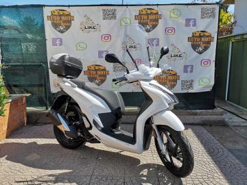 QJ Motor SQ16 125: Il tuo prossimo viaggio inizia qui!

Cerchi un compagno di viaggio agile, moderno e affidabile per la cittÃ  e non solo? Il QJ Motor SQ16 125 Ã¨ la risposta che stavi cercando!

Questo scooter, nuovo di fabbrica e pronto per essere immatricolato, unisce un design sportivo e accattivante a una tecnologia all'avanguardia. Il motore da 125 cc, omologato Euro 5, ti garantirÃ  prestazioni brillanti con consumi ridotti, mentre il sistema di frenata CBS (Combined Braking System) ti offrirÃ  la massima sicurezza in ogni situazione.

Caratteristiche principali:
Motore: Monocilindrico 4 tempi, 125 cc, raffreddato ad aria, Euro 5.
Frenata: Sistema CBS per una frenata sicura e bilanciata.
Illuminazione: Fari Full LED per una visibilitÃ  perfetta.
Strumentazione: Display digitale LCD multifunzione.
Comfort: Sella spaziosa e comoda anche per il passeggero.
PraticitÃ : Vano sottosella capiente e pedana piatta per un'ottima abitabilitÃ .
Design: Linee aggressive e moderne, finiture di alta qualitÃ .

Ideale per la cittÃ : Leggero e maneggevole, ti farÃ  dimenticare il traffico.
Affidabile e sicuro: Tecnologia moderna per la tua tranquillitÃ .
Economico: Consumi ridotti e costi di gestione contenuti.
Stile unico: Distinguiti dalla massa con un design che non passa inosservato.

L'offerta include:

Mezzo in pronta consegna
Garanzia ufficiale 3+1 Anni!
PossibilitÃ  di finanziamento (Senza anticipo, Maxi rata, personalizzato).

I NOSTRI SERVIZI :
-Acquisto diretto con pagamento immediato
-conto vendita
-vendita auto, moto e scooter usati e garantiti
-vendita veicoli d'epoca
-permuta auto con moto e viceversa
-noleggio breve e lungo termine
-finanziamenti personalizzati (rata costante,mini e maxi rate, leasing)
-assistenza post-vendita con societÃ  di garanzie e officine partner
-assicurazioni
-consulenze e stime per acquisti tra privati

VISITA il nostro sito internet: automotousateroma.it oppure scarica la nostra App: automotousateroma dall' Apple store o Play store per restare aggiornato sui nostri ultimi arrivi.

VIENI A TROVARCI PER VEDERE DAL VIVO QUESTO VEICOLO :
Auto Moto Usate Roma s.r.l.Via Appia Nuova 23, 00047, Marino (RM) (adiacente Sorelle Ramonda)

HAI UNA PERMUTA?
compila il form sull'App o nel nostro sito automotousateroma.it
oppure inviaci foto e descrizione (modello anno km motore ...)
al nostro numero whatsapp : Cell. 366-6562866 o 351-4646876 Fisso 06-7215841 e-mail : info@automotousateroma.it

La Auto Moto Usate Roma Srl declina ogni responsabilitÃ  per eventuali involontarie incongruenze che non rappresentano in alcun modo un impegno contrattuale e invitano i clienti a verificare sempre dal vivo la correttezza dei dati che potrebbero non coincidere con lâ€™effettivo equipaggiamento del veicolo spesso dovuto alla incompatibilitÃ  dei dati trasmessi sulle varie piattaforme web.