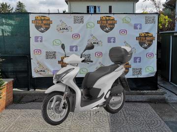 Nuovo QJ Motor SQ200: lo scooter a ruote alte che fa la differenza!

Se cerchi uno scooter agile e scattante per la cittÃ , ma che non ti lasci a piedi quando devi affrontare percorsi piÃ¹ lunghi, il nuovo QJ Motor SQ200 Ã¨ la scelta giusta per te. Ãˆ uno scooter a ruote alte con un'anima da grande , pronto a offrirti comfort e prestazioni superiori a un prezzo imbattibile.

Cosa lo rende speciale?

Motore Potente e Fluido: Grazie al suo motore monocilindrico da 175cc raffreddato a liquido, l'SQ200 offre 18 CV di potenza. Ti garantisce sorpassi sicuri e una guida brillante, sia nel traffico urbano che nei tratti extraurbani.

Massima Sicurezza: Viaggia in totale tranquillitÃ  grazie all'ABS a doppio canale, che garantisce frenate potenti e sicure su ogni tipo di asfalto. Il sistema di controllo di trazione e il dispositivo Start Stop contribuiscono a una guida piÃ¹ efficiente e controllata.

Comfort e FunzionalitÃ : Progettato per il massimo comfort, l'SQ200 ha una sella spaziosa e un sottosella che puÃ² ospitare un casco integrale.
L'allestimento Ã¨ ricchissimo di serie, con parabrezza, paramani e un pratico bauletto SHAD da 33 litri giÃ  inclusi. Inoltre, le due prese USB (una A e una C) ti permettono di ricaricare i tuoi dispositivi ovunque tu sia.

Design Elegante e Moderno: Con il suo look contemporaneo e l'illuminazione full-LED, non passerai inosservato.
Le ruote da 16 pollici assicurano una stabilitÃ  eccellente e un'ottima maneggevolezza.

L'offerta include:

Mezzo in pronta consegna
Garanzia ufficiale 3+1 Anni!

PossibilitÃ  di finanziamento (Senza anticipo, Maxi rata, personalizzato).

I NOSTRI SERVIZI :
-Acquisto diretto con pagamento immediato
-conto vendita
-vendita auto, moto e scooter usati e garantiti
-vendita veicoli d'epoca
-permuta auto con moto e viceversa
-noleggio breve e lungo termine
-finanziamenti personalizzati (rata costante,mini e maxi rate, leasing)
-assistenza post-vendita con societÃ  di garanzie e officine partner
-assicurazioni
-consulenze e stime per acquisti tra privati

VISITA il nostro sito internet: automotousateroma.it oppure scarica la nostra App: automotousateroma dall' Apple store o Play store per restare aggiornato sui nostri ultimi arrivi.

VIENI A TROVARCI PER VEDERE DAL VIVO QUESTO VEICOLO :
Auto Moto Usate Roma s.r.l.Via Appia Nuova 23, 00047, Marino (RM) (adiacente Sorelle Ramonda)

HAI UNA PERMUTA?
compila il form sull'App o nel nostro sito automotousateroma.it
oppure inviaci foto e descrizione (modello anno km motore ...)
al nostro numero whatsapp : Cell. 366-6562866 o 351-4646876 Fisso 06-7215841 e-mail : info@automotousateroma.it

La Auto Moto Usate Roma Srl declina ogni responsabilitÃ  per eventuali involontarie incongruenze che non rappresentano in alcun modo un impegno contrattuale e invitano i clienti a verificare sempre dal vivo la correttezza dei dati che potrebbero non coincidere con lâ€™effettivo equipaggiamento del veicolo.