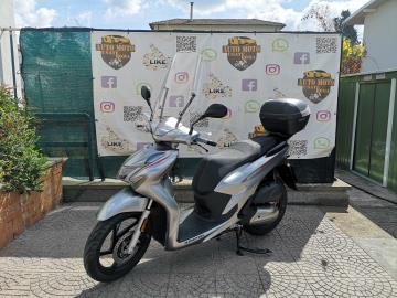 Nuovo QJ Motor SQ200: lo scooter a ruote alte che fa la differenza!

Se cerchi uno scooter agile e scattante per la città, ma che non ti lasci a piedi quando devi affrontare percorsi più lunghi, il nuovo QJ Motor SQ200 è la scelta giusta per te. È uno scooter a ruote alte con un'anima da grande.

Cosa lo rende speciale?

Motore Potente e Fluido: Grazie al suo motore monocilindrico da 175cc raffreddato a liquido, l'SQ200 offre 18 CV di potenza. Ti garantisce sorpassi sicuri e una guida brillante, sia nel traffico urbano che nei tratti extraurbani.

Massima Sicurezza: Viaggia in totale tranquillità grazie all'ABS a doppio canale, che garantisce frenate potenti e sicure su ogni tipo di asfalto. Il sistema di controllo di trazione e il dispositivo Start Stop contribuiscono a una guida più efficiente e controllata.

Comfort e Funzionalità: Progettato per il massimo comfort, l'SQ200 ha una sella spaziosa e un sottosella che può ospitare un casco integrale.
L'allestimento è ricchissimo di serie, con parabrezza, paramani e un pratico bauletto SHAD da 33 litri già inclusi. Le due prese USB (una A e una C) ti permettono di ricaricare i tuoi dispositivi ovunque tu sia.

Design Elegante e Moderno: Con il suo look contemporaneo e l'illuminazione full-LED, non passerai inosservato.
Le ruote da 16 pollici assicurano una stabilità eccellente e un'ottima maneggevolezza.

Prezzo 2.990euro in promo a 2.890euro + messa su strada di 350euro

L'offerta include:

Mezzo in pronta consegna
Garanzia ufficiale 3+1 Anni!

Possibilità di finanziamento (Senza anticipo, Maxi rata, personalizzato).

I NOSTRI SERVIZI :
-Acquisto diretto con pagamento immediato
-conto vendita
-vendita auto, moto e scooter usati e garantiti
-vendita veicoli d'epoca
-permuta auto con moto e viceversa
-noleggio breve e lungo termine
-finanziamenti personalizzati (rata costante,mini e maxi rate, leasing)
-assistenza post-vendita con società di garanzie e officine partner
-assicurazioni
-consulenze e stime per acquisti tra privati

VISITA il nostro sito internet: automotousateroma.it oppure scarica la nostra App: automotousateroma dall' Apple store o Play store per restare aggiornato sui nostri ultimi arrivi.

VIENI A TROVARCI PER VEDERE DAL VIVO QUESTO VEICOLO :
Auto Moto Usate Roma s.r.l.Via Appia Nuova 23, 00047, Marino (RM) (adiacente Sorelle Ramonda)

HAI UNA PERMUTA?
compila il form sull'App o nel nostro sito automotousateroma.it
oppure inviaci foto e descrizione (modello anno km motore ...)
al nostro numero whatsapp : Cell. 366-6562866 o 351-4646876 Fisso 06-7215841 e-mail : info@automotousateroma.it

La Auto Moto Usate Roma Srl declina ogni responsabilità per eventuali involontarie incongruenze che non rappresentano in alcun modo un impegno contrattuale e invitano i clienti a verificare sempre dal vivo la correttezza dei dati che potrebbero non coincidere con l’effettivo equipaggiamento del veicolo.