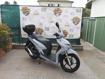 Nuovo QJ Motor SQ200: lo scooter a ruote alte che fa la differenza!

Se cerchi uno scooter agile e scattante per la città, ma che non ti lasci a piedi quando devi affrontare percorsi più lunghi, il nuovo QJ Motor SQ200 è la scelta giusta per te. È uno scooter a ruote alte con un'anima da grande.

Motore Potente e Fluido: Grazie al suo motore monocilindrico da 175cc raffreddato a liquido, l'SQ200 offre 18 CV di potenza. Ti garantisce sorpassi sicuri e una guida brillante, sia nel traffico urbano che nei tratti extraurbani.

Massima Sicurezza: Viaggia in totale tranquillità grazie all'ABS a doppio canale, che garantisce frenate potenti e sicure su ogni tipo di asfalto. Il sistema di controllo di trazione e il dispositivo Start Stop contribuiscono a una guida più efficiente e controllata.

Comfort e Funzionalità: Progettato per il massimo comfort, l'SQ200 ha una sella spaziosa e un sottosella che può ospitare un casco integrale.
L'allestimento è ricchissimo di serie, con parabrezza, paramani e un pratico bauletto SHAD da 33 litri già inclusi. Le due prese USB (una A e una C) ti permettono di ricaricare i tuoi dispositivi ovunque tu sia.

Design Elegante e Moderno: Con il suo look contemporaneo e l'illuminazione full-LED, non passerai inosservato.
Le ruote da 16 pollici assicurano una stabilità eccellente e un'ottima maneggevolezza.

Prezzo 2.990euro in promo a 2.790euro + messa su strada di 350euro.

L'offerta include:

Mezzo in pronta consegna

Garanzia ufficiale 3+1 Anni!

Possibilità di finanziamento (Senza anticipo, Maxi rata, personalizzato).

I NOSTRI SERVIZI :
-Acquisto diretto con pagamento immediato
-conto vendita
-vendita auto, moto e scooter usati e garantiti
-vendita veicoli d'epoca
-permuta auto con moto e viceversa
-noleggio breve e lungo termine
-finanziamenti personalizzati (rata costante,mini e maxi rate, leasing)
-assistenza post-vendita con società di garanzie e officine partner
-assicurazioni
-consulenze e stime per acquisti tra privati

VISITA il nostro sito internet: automotousateroma.it oppure scarica la nostra App: automotousateroma dall' Apple store o Play store per restare aggiornato sui nostri ultimi arrivi.

VIENI A TROVARCI PER VEDERE DAL VIVO QUESTO VEICOLO :
Auto Moto Usate Roma s.r.l.Via Appia Nuova 23, 00047, Marino (RM) (adiacente Sorelle Ramonda)

HAI UNA PERMUTA?
compila il form sull'App o nel nostro sito automotousateroma.it
oppure inviaci foto e descrizione (modello anno km motore ...)
al nostro numero whatsapp : Cell. 366-6562866 o 351-4646876 Fisso 06-7215841 e-mail : info@automotousateroma.it

La Auto Moto Usate Roma Srl declina ogni responsabilità per eventuali involontarie incongruenze che non rappresentano in alcun modo un impegno contrattuale e invitano i clienti a verificare sempre dal vivo la correttezza dei dati che potrebbero non coincidere con l’effettivo equipaggiamento del veicolo.
