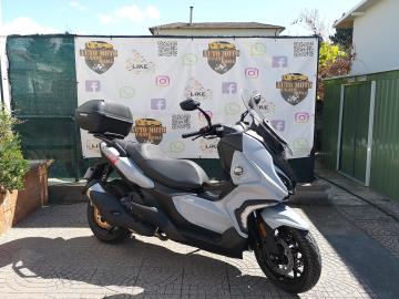 Nuovo QJ Motor FORT 4.0: Il maxi-scooter che unisce lusso e convenienza
Se sogni un maxi-scooter potente e confortevole, ma non vuoi rinunciare a un prezzo competitivo, il nuovo QJ Motor FORT 4.0 Ã¨ la risposta. Progettato per i viaggi piÃ¹ lunghi e per una guida superiore in ogni situazione, questo scooter ti sorprenderÃ  con una dotazione ricchissima e prestazioni di alto livello.
Le sue caratteristiche distintive:
Motore Potente e Fluido: Spinto da un motore monocilindrico da 350cc raffreddato a liquido, il FORT 4.0 sprigiona 34 CV di potenza, garantendo una guida sempre brillante, sia in cittÃ  che in autostrada.
Tecnologia al Servizio del Comfort: Dimentica i compromessi. Questo scooter Ã¨ equipaggiato di serie con un parabrezza regolabile elettricamente, per una protezione aerodinamica perfetta in ogni condizione. Il grande display TFT ti offre tutte le informazioni a colpo d'occhio, con la possibilitÃ  di connettere il tuo smartphone.
Sicurezza e Controllo: Viaggia sereno grazie all'ABS a doppio canale e al controllo di trazione, che assicurano una frenata potente e una stabilitÃ  impeccabile su qualsiasi asfalto.
Spazio e PraticitÃ : Il vano sottosella Ã¨ sorprendentemente ampio, capace di ospitare due caschi (un integrale e un jet), e viene fornito di serie con un bauletto posteriore da 45 litri. Non mancano i vani portaoggetti nel retroscudo con chiusura elettrica e doppie prese USB per ricaricare i tuoi dispositivi.
Design Elegante e Moderno: L'illuminazione full-LED e le linee dinamiche conferiscono al FORT 4.0 un look da maxi-scooter di fascia superiore.

Condizioni:
Lo scooter Ã¨ nuovo, da immatricolare. 
VerrÃ  fornito con tutti i documenti e la garanzia ufficiale del produttore. 

L'offerta include:
       .    Mezzo in pronta consegna
Garanzia ufficiale 3+1 Anni!
PossibilitÃ  di finanziamento (Senza anticipo, Maxi rata, personalizzato). 
Non perdere l'occasione di guidare lo scooter che cambierÃ  il tuo modo di muoverti in cittÃ . Vieni a vederlo e a provarlo!


*************

I NOSTRI SERVIZI : 
-Acquisto diretto con pagamento immediato 
-conto vendita
-vendita auto, moto e scooter usati e garantiti
-vendita veicoli d'epoca
-permuta auto con moto e viceversa
-noleggio breve e lungo termine
-finanziamenti personalizzati (rata costante,mini e  maxi rate, leasing)
-assistenza post-vendita con societÃ  di garanzie e officine partner
-assicurazioni
-consulenze e stime per acquisti tra privati

VISITA il nostro sito internet: automotousateroma.it oppure scarica la nostra App: automotousateroma dall' Apple store o Play store per restare aggiornato sui nostri ultimi arrivi.

VIENI A TROVARCI PER VEDERE DAL VIVO QUESTO VEICOLO :
Auto Moto Usate Roma s.r.l.Via Appia Nuova 23, 00047, Marino (RM) (adiacente Sorelle Ramonda)

*************

HAI UNA PERMUTA?
compila il form sull'App o nel nostro sito automotousateroma.it
oppure inviaci foto e descrizione (modello anno km motore ...)
al nostro numero whatsapp : Cell. 366-6562866 o 351-4646876 Fisso 06-7215841 e-mail :  info@automotousateroma.it

*************
La Auto Moto Usate Roma Srl declina ogni responsabilitÃ  per eventuali involontarie incongruenze che non rappresentano in alcun modo un impegno contrattuale e invitano i clienti a verificare sempre dal vivo la correttezza dei dati che potrebbero non coincidere con lâ€™effettivo equipaggiamento del veicolo spesso dovuto alla incompatibilitÃ  dei dati trasmessi sulle varie piattaforme web.