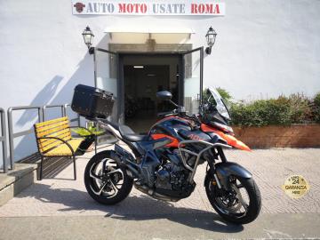 ZONTES ZT 350 T1 ADVENTURE

Immatricolata 2025, 348cc, 39Cv 29KW, 2.100Km, Euro5.

Con: Motore monocilindrico, cambio manuale a 6 rapporti, Abs, raffreddamento a liquido, faro a Led, display TFT, doppia mappatura ECO SPORT, forcella telescopica a steli rovesciati, freno a disco da 320mm anteriore e da 265mm al posteriore, cerchi da 17â€.

Accessoriato con: Paramotore, bauletto Givi Trekker Dolomiti.

Rimangono sempre esclusi i costi :

-del passaggio di proprietÃ  pari ad euro 200,00.

-messa su strada pari ad euro 200,00 che include l'attivazione della garanzia di 12 mesi completa, controlli e o tagliando completo preconsegna all'occorrenza (olio,filtro olio, filtro aria e tutti i componenti necessari al ripristino), 12 mesi di garanzia estendibili a 24 36mesi in base al veicolo e copre i componenti non soggetti ad usura (dettagli in sede).

I NOSTRI SERVIZI :
-Acquisto diretto con pagamento immediato
-conto vendita
-vendita auto, moto e scooter usati e garantiti
-vendita veicoli d'epoca
-permuta auto con moto e viceversa
-noleggio breve e lungo termine
-finanziamenti personalizzati (rata costante,mini e maxi rate, leasing)
-assistenza post-vendita con societÃ  di garanzie e officine partner
-assicurazioni
-consulenze e stime per acquisti tra privati

VISITA il nostro sito internet: automotousateroma.it oppure scarica la nostra App: automotousateroma dall' Apple store o Play store per restare aggiornato sui nostri ultimi arrivi.

VIENI A TROVARCI PER VEDERE DAL VIVO QUESTO VEICOLO :
Auto Moto Usate Roma s.r.l.Via Appia Nuova 23, 00047, Marino (RM) (adiacente Sorelle Ramonda)

*************

HAI UNA PERMUTA?
compila il form sull'App o nel nostro sito automotousateroma.it
oppure inviaci foto e descrizione (modello anno km motore ...)
al nostro numero whatsapp : Cell. 366-6562866 o 351-4646876 Fisso 06-7215841 e-mail : info@automotousateroma.it

*************
La Auto Moto Usate Roma Srl declina ogni responsabilitÃ  per eventuali involontarie incongruenze che non rappresentano in alcun modo un impegno contrattuale e invitano i clienti a verificare sempre dal vivo la correttezza dei dati che potrebbero non coincidere con lâ€™effettivo equipaggiamento del veicolo spesso dovuto alla incompatibilitÃ  dei dati trasmessi sulle varie piattaforme web.
