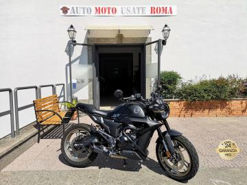 ZONTES ZT 125 G1 SCRAMBLER

Immatricolata 2025, 125cc, 15Cv 11KW, 2.300Km, Euro5+.

*** Moto Unico proprietario â€“ Tagliando Ufficiale ***

Con: Motore monocilindrico, cambio manuale a 6 rapporti, Abs, raffreddamento a liquido, faro a Led, forcella telescopica, freno a disco da 240mm, cerchi da 17â€.

Accessoriato con: Tamponi laterali, paramotore, specchiessi bar end , paraleve freno e frizione.

Rimangono sempre esclusi i costi :
-del passaggio di proprietÃ  pari ad euro 200,00.
-messa su strada pari ad euro 200,00 che include l'attivazione della garanzia di 12 mesi completa, controlli e o tagliando completo preconsegna all'occorrenza (olio,filtro olio, filtro aria e tutti i componenti necessari al ripristino), 12 mesi di garanzia estendibili a 24 36mesi in base al veicolo e copre i componenti non soggetti ad usura (dettagli in sede).

Il prezzo del veicolo pubblicizzato Ã¨ stato calcolato utilizzando tutte le campagne commerciali a disposizione.

*************

I NOSTRI SERVIZI :
-Acquisto diretto con pagamento immediato
-conto vendita
-vendita auto, moto e scooter usati e garantiti
-vendita veicoli d'epoca
-permuta auto con moto e viceversa
-noleggio breve e lungo termine
-finanziamenti personalizzati (rata costante,mini e maxi rate, leasing)
-assistenza post-vendita con societÃ  di garanzie e officine partner
-assicurazioni
-consulenze e stime per acquisti tra privati

VISITA il nostro sito internet: automotousateroma.it oppure scarica la nostra App: automotousateroma dall' Apple store o Play store per restare aggiornato sui nostri ultimi arrivi.

VIENI A TROVARCI PER VEDERE DAL VIVO QUESTO VEICOLO :
Auto Moto Usate Roma s.r.l.Via Appia Nuova 23, 00047, Marino (RM) (adiacente Sorelle Ramonda)

*************

HAI UNA PERMUTA?
compila il form sull'App o nel nostro sito automotousateroma.it
oppure inviaci foto e descrizione (modello anno km motore ...)
al nostro numero whatsapp : Cell. 351-4646876 o Whats. 366-6562866 Fisso 06-7215841 e-mail : info@automotousateroma.it

*************
La Auto Moto Usate Roma Srl declina ogni responsabilitÃ  per eventuali involontarie incongruenze che non rappresentano in alcun modo un impegno contrattuale e invitano i clienti a verificare sempre dal vivo la correttezza dei dati che potrebbero non coincidere con lâ€™effettivo equipaggiamento del veicolo spesso dovuto alla incompatibilitÃ  dei dati trasmessi sulle varie piattaforme web.



