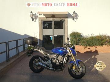 HONDA HORNET 600

Immatricolata 2007, 599cc, 102Cv 75KW, 40.200Km, Euro3.

*** Moto secondo proprietario ***

Con: Motore a 4 cilindri in linea, cambio manuale a 6 rapporti, strumentazione analogica digitale, raffreddamento a liquido, dischi freno anteriori da 296mm e posteriore da 240mm, cerchi da 17â€.

Accessoriato con: Bauletto Givi, doppie chiavi originali e libretto uso e manutenzione.

Rimangono sempre esclusi i costi :
-del passaggio di proprietÃ  pari ad euro 200,00.
-messa su strada pari ad euro 300,00 che include l'attivazione della garanzia di 12 mesi completa, controlli e o tagliando completo preconsegna all'occorrenza (olio,filtro olio, filtro aria e tutti i componenti necessari al ripristino), 12 mesi di garanzia estendibili a 24 36mesi in base al veicolo e copre i componenti non soggetti ad usura (dettagli in sede).

Il prezzo del veicolo pubblicizzato Ã¨ stato calcolato utilizzando tutte le campagne commerciali a disposizione.

*************

I NOSTRI SERVIZI :
-Acquisto diretto con pagamento immediato
-conto vendita
-vendita auto, moto e scooter usati e garantiti
-vendita veicoli d'epoca
-permuta auto con moto e viceversa
-noleggio breve e lungo termine
-finanziamenti personalizzati (rata costante,mini e maxi rate, leasing)
-assistenza post-vendita con societÃ  di garanzie e officine partner
-assicurazioni
-consulenze e stime per acquisti tra privati

VISITA il nostro sito internet: automotousateroma.it oppure scarica la nostra App: automotousateroma dall' Apple store o Play store per restare aggiornato sui nostri ultimi arrivi.

VIENI A TROVARCI PER VEDERE DAL VIVO QUESTO VEICOLO :
Auto Moto Usate Roma s.r.l.Via Appia Nuova 23, 00047, Marino (RM) (adiacente Sorelle Ramonda)

*************

HAI UNA PERMUTA?
compila il form sull'App o nel nostro sito automotousateroma.it
oppure inviaci foto e descrizione (modello anno km motore ...)
al nostro numero whatsapp : Cell. 351-4646876 o Whats. 366-6562866 Fisso 06-7215841 e-mail : info@automotousateroma.it

*************
La Auto Moto Usate Roma Srl declina ogni responsabilitÃ  per eventuali involontarie incongruenze che non rappresentano in alcun modo un impegno contrattuale e invitano i clienti a verificare sempre dal vivo la correttezza dei dati che potrebbero non coincidere con lâ€™effettivo equipaggiamento del veicolo spesso dovuto alla incompatibilitÃ  dei dati trasmessi sulle varie piattaforme web.