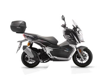 QJ Motor ATR 125, il nuovo protagonista della cittÃ !

Ti presentiamo il nuovissimo QJ Motor ATR 125, uno scooter che ridefinisce il concetto di mobilitÃ  urbana. Perfetto per chi cerca un mezzo pratico, moderno e performante, l'ATR 125 Ã¨ l'alleato ideale per affrontare il traffico cittadino con disinvoltura.

Caratteristiche principali:

Design moderno e accattivante: Linee tese e un look sportivo che non passa inosservato.

Motore monocilindrico 4T da 125 cc raffreddato a liquido: Potente e brillante, garantisce accelerazioni rapide e una guida fluida e piacevole.

Sicurezza al top: Dotato di serie di ABS sull'anteriore per frenate sicure e controllate in ogni condizione.

Comfort a 360 : Sella spaziosa e comoda, pedana ampia e manubrio ergonomico per una posizione di guida rilassata e naturale.

Tecnologia all'avanguardia: Faro full LED, strumentazione digitale LCD con connettivitÃ  Bluetooth e avvio keyless per un'esperienza di guida smart e intuitiva.

CapacitÃ  di carico: Sottosella capiente per un casco integrale e vano portaoggetti con presa USB per ricaricare i tuoi dispositivi.

PerchÃ© scegliere il QJ Motor ATR 125?

Guida dinamica e divertente: Grazie al suo telaio agile e leggero, si muove con facilitÃ  tra le vie della cittÃ .

Consumi ridotti: Massima efficienza e costi di gestione minimi.

Condizioni:
Lo scooter Ã¨ nuovo, da immatricolare.
VerrÃ  fornito con tutti i documenti e la garanzia ufficiale del produttore.

Prezzo 2.990euro + 350 euro messa su strada.

L'offerta include:

Mezzo in pronta consegna
Garanzia ufficiale 3+1 Anni!
PossibilitÃ  di finanziamento (Senza anticipo, Maxi rata, personalizzato).

I NOSTRI SERVIZI :
-Acquisto diretto con pagamento immediato
-conto vendita
-vendita auto, moto e scooter usati e garantiti
-vendita veicoli d'epoca
-permuta auto con moto e viceversa
-noleggio breve e lungo termine
-finanziamenti personalizzati (rata costante,mini e maxi rate, leasing)
-assistenza post-vendita con societÃ  di garanzie e officine partner
-assicurazioni
-consulenze e stime per acquisti tra privati

VISITA il nostro sito internet: automotousateroma.it oppure scarica la nostra App: automotousateroma dall' Apple store o Play store per restare aggiornato sui nostri ultimi arrivi.

VIENI A TROVARCI PER VEDERE DAL VIVO QUESTO VEICOLO :
Auto Moto Usate Roma s.r.l.Via Appia Nuova 23, 00047, Marino (RM) (adiacente Sorelle Ramonda)

HAI UNA PERMUTA?
compila il form sull'App o nel nostro sito automotousateroma.it
oppure inviaci foto e descrizione (modello anno km motore ...)
al nostro numero whatsapp : Cell. 366-6562866 o 351-4646876 Fisso 06-7215841 e-mail : info@automotousateroma.it

La Auto Moto Usate Roma Srl declina ogni responsabilitÃ  per eventuali involontarie incongruenze che non rappresentano in alcun modo un impegno contrattuale e invitano i clienti a verificare sempre dal vivo la correttezza dei dati.
