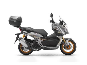 QJ Motor ATR 125 X, il crossover che non teme limiti!

Sei pronto a ridefinire la tua idea di mobilitÃ  urbana? ATR 125 X, lo scooter che unisce l'agilitÃ  della cittÃ  alla robustezza di un vero crossover.

Look aggressivo: Con i suoi cerchi a raggi in colorazione oro e pneumatici semi-tassellati, si distingue dalla massa e ti garantisce una trazione eccellente anche su fondi meno perfetti.

Spinto da un motore monocilindrico da 125 cc raffreddato a liquido, l'ATR 125 X offre una potenza di 15 CV e una coppia di 12 Nm, garantendo scatti rapidi e una guida dinamica.

Sicurezza senza compromessi: Oltre all'ABS sul doppio freno a disco anteriore e posteriore, Ã¨ dotato di TCS (Traction Control System), un plus notevole per uno scooter di questa categoria.

Tecnologia e comfort: La strumentazione TFT a colori con connettivitÃ  Bluetooth ti permette di tenere tutto sotto controllo, mentre il pratico sistema Keyless ti fa dimenticare le chiavi.

PraticitÃ  e consumi ridotti: Oltre al vano sottosella, troverai vani portaoggetti nel retroscudo con doppia presa USB e USB-C. E con un serbatoio da 8 litri e consumi ottimizzati.

L'allestimento X fa la differenza

Il QJ Motor ATR 125 X si distingue dal modello standard per una serie di migliorie che ne esaltano l'anima da crossover:

Cerchi a raggi: robusti ed esteticamente accattivanti, pneumatici semi-tassellati: per una maggiore versatilitÃ  su ogni tipo di fondo stradale.

TCS (Traction Control System): un livello di sicurezza in piÃ¹ che ti fa sentire sempre protetto.

Prezzo 3.200euro + messa su strada 350euro.

L'offerta include:
Mezzo in pronta consegna
Garanzia ufficiale 3+1 Anni!
PossibilitÃ  di finanziamento (Senza anticipo, Maxi rata, personalizzato).

I NOSTRI SERVIZI :
-Acquisto diretto con pagamento immediato
-conto vendita
-vendita auto, moto e scooter usati e garantiti
-vendita veicoli d'epoca
-permuta auto con moto e viceversa
-noleggio breve e lungo termine
-finanziamenti personalizzati (rata costante,mini e maxi rate, leasing)
-assistenza post-vendita con societÃ  di garanzie e officine partner
-assicurazioni
-consulenze e stime per acquisti tra privati

VISITA il nostro sito internet: automotousateroma.it oppure scarica la nostra App: automotousateroma dall' Apple store o Play store per restare aggiornato sui nostri ultimi arrivi.

VIENI A TROVARCI PER VEDERE DAL VIVO QUESTO VEICOLO :
Auto Moto Usate Roma s.r.l.Via Appia Nuova 23, 00047, Marino (RM) (adiacente Sorelle Ramonda)

HAI UNA PERMUTA?
compila il form sull'App o nel nostro sito automotousateroma.it
oppure inviaci foto e descrizione (modello anno km motore ...)
al nostro numero whatsapp : Cell. 366-6562866 o 351-4646876 Fisso 06-7215841 e-mail : info@automotousateroma.it

La Auto Moto Usate Roma Srl declina ogni responsabilitÃ  per eventuali involontarie incongruenze che non rappresentano in alcun modo un impegno contrattuale.