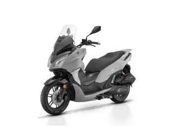 QJ Motor MTX 300, il tuo passaporto per la libertÃ  urbana!

Un concentrato di stile, potenza e tecnologia, L'MTX 300 si distingue per il suo design moderno e dinamico, con linee decise e una silhouette aggressiva che lo rende unico nel suo genere.

Motore potente: Il cuore pulsante dell'MTX 300 Ã¨ un brillante motore monocilindrico da 249 cc raffreddato a liquido, che eroga una potenza di 25,8 CV a 8.000 giri e una coppia di 24,5 Nm a 6.500 giri.

Sicurezza al primo posto: Con l'ABS a doppio canale e il TCS (Traction Control System) di serie, puoi contare su una frenata potente e una stabilitÃ  eccezionale.

Comfort senza pari: L'MTX 300 Ã¨ dotato di un parabrezza regolabile elettronicamente, manopole e sella riscaldabili (disponibilitÃ  da verificare a seconda dell'allestimento), e un vano sottosella che puÃ² ospitare comodamente un casco integrale.

La strumentazione Ã¨ affidata a un ampio display TFT a colori da 7 pollici che si connette via Bluetooth al tuo smartphone. L'impianto luci Ã¨ interamente Full LED per una visibilitÃ  perfetta, e il sistema Keyless rende l'accensione un gioco da ragazzi.

Vantaggi e dettagli aggiuntivi

AgilitÃ  sorprendente: Nonostante la sua cilindrata, l'MTX 300 Ã¨ leggero e maneggevole (solo 154 kg a secco), rendendo le manovre da fermo e la guida in cittÃ  un vero piacere.

Grande autonomia: Il serbatoio da 12,5 litri e i consumi ridotti ti permettono di percorrere lunghe distanze senza dover fare soste frequenti al distributore.

Prezzo 3.990euro + 350euro messa su strada.

L'offerta include:
Mezzo in pronta consegna
Garanzia ufficiale 3+1 Anni!
PossibilitÃ  di finanziamento (Senza anticipo, Maxi rata, personalizzato).

I NOSTRI SERVIZI :
-Acquisto diretto con pagamento immediato
-conto vendita
-vendita auto, moto e scooter usati e garantiti
-vendita veicoli d'epoca
-permuta auto con moto e viceversa
-noleggio breve e lungo termine
-finanziamenti personalizzati (rata costante,mini e maxi rate, leasing)
-assistenza post-vendita con societÃ  di garanzie e officine partner
-assicurazioni
-consulenze e stime per acquisti tra privati

VISITA il nostro sito internet: automotousateroma.it oppure scarica la nostra App: automotousateroma dall' Apple store o Play store per restare aggiornato sui nostri ultimi arrivi.

VIENI A TROVARCI PER VEDERE DAL VIVO QUESTO VEICOLO :
Auto Moto Usate Roma s.r.l.Via Appia Nuova 23, 00047, Marino (RM) (adiacente Sorelle Ramonda)

HAI UNA PERMUTA?
compila il form sull'App o nel nostro sito automotousateroma.it
oppure inviaci foto e descrizione (modello anno km motore ...)
al nostro numero whatsapp : Cell. 366-6562866 o 351-4646876 Fisso 06-7215841 e-mail : info@automotousateroma.it

La Auto Moto Usate Roma Srl declina ogni responsabilitÃ  per eventuali involontarie incongruenze che non rappresentano in alcun modo un impegno contrattuale e invitano i clienti a verificare sempre dal vivo la correttezza dei dati.