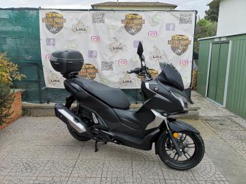 QJ Motor MTX 300, il tuo passaporto per la libertÃ  urbana!

Un concentrato di stile, potenza e tecnologia, L'MTX 300 si distingue per il suo design moderno e dinamico, con linee decise e una silhouette aggressiva che lo rende unico nel suo genere.

Motore potente: Il cuore pulsante dell'MTX 300 Ã¨ un brillante motore monocilindrico da 249 cc raffreddato a liquido, che eroga una potenza di 25,8 CV a 8.000 giri e una coppia di 24,5 Nm a 6.500 giri.

Sicurezza al primo posto: Con l'ABS a doppio canale e il TCS (Traction Control System) di serie, puoi contare su una frenata potente e una stabilitÃ  eccezionale.

Comfort senza pari: L'MTX 300 Ã¨ dotato di un parabrezza regolabile elettronicamente, manopole e sella riscaldabili (disponibilitÃ  da verificare a seconda dell'allestimento), e un vano sottosella che puÃ² ospitare comodamente un casco integrale.

La strumentazione Ã¨ affidata a un ampio display TFT a colori da 7 pollici che si connette via Bluetooth al tuo smartphone. L'impianto luci Ã¨ interamente Full LED per una visibilitÃ  perfetta, e il sistema Keyless rende l'accensione un gioco da ragazzi.

Vantaggi e dettagli aggiuntivi

AgilitÃ  sorprendente: Nonostante la sua cilindrata, l'MTX 300 Ã¨ leggero e maneggevole (solo 154 kg a secco), rendendo le manovre da fermo e la guida in cittÃ  un vero piacere.

Grande autonomia: Il serbatoio da 12,5 litri e i consumi ridotti ti permettono di percorrere lunghe distanze senza dover fare soste frequenti al distributore.

Prezzo 3.990euro + 350euro messa su strada.

L'offerta include:
Mezzo in pronta consegna
Garanzia ufficiale 3+1 Anni!
PossibilitÃ  di finanziamento (Senza anticipo, Maxi rata, personalizzato).

I NOSTRI SERVIZI :
-Acquisto diretto con pagamento immediato
-conto vendita
-vendita auto, moto e scooter usati e garantiti
-vendita veicoli d'epoca
-permuta auto con moto e viceversa
-noleggio breve e lungo termine
-finanziamenti personalizzati (rata costante,mini e maxi rate, leasing)
-assistenza post-vendita con societÃ  di garanzie e officine partner
-assicurazioni
-consulenze e stime per acquisti tra privati

VISITA il nostro sito internet: automotousateroma.it oppure scarica la nostra App: automotousateroma dall' Apple store o Play store per restare aggiornato sui nostri ultimi arrivi.

VIENI A TROVARCI PER VEDERE DAL VIVO QUESTO VEICOLO :
Auto Moto Usate Roma s.r.l.Via Appia Nuova 23, 00047, Marino (RM) (adiacente Sorelle Ramonda)

HAI UNA PERMUTA?
compila il form sull'App o nel nostro sito automotousateroma.it
oppure inviaci foto e descrizione (modello anno km motore ...)
al nostro numero whatsapp : Cell. 366-6562866 o 351-4646876 Fisso 06-7215841 e-mail : info@automotousateroma.it

La Auto Moto Usate Roma Srl declina ogni responsabilitÃ  per eventuali involontarie incongruenze che non rappresentano in alcun modo un impegno contrattuale e invitano i clienti a verificare sempre dal vivo la correttezza dei dati.