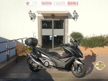 KYMCO AK 550

Immatricolato 2022, 550cc, 51Cv 38Kw, 29.800Km, Euro5.

Con: Motore Bicilindrico, Abs, Computer di bordo, 2 mappature motore, ride by wire, retroscudo con doppio vano porta oggeti, ampio vano sottosella, doppio cavalletto, raffreddamento a liquido, faro a Led, Forcella telescopica idraulica 41 mm, Forcellone oscillante con bibraccio in alluminio, che muove un ammortizzatore disposto lateralmente e in posizione quasi orizzontale, dischi freno da 270mm anteriore e da 260mm al posteriore, cerchi da 15â€.

Accessoriato con: Parabrezza, bauletto, porta telefono, Easy block.

Il prezzo proposto di euro 4.900,00euro Ã¨ legato alla promozione web che prevede un acquisto tramite un anticipo e la restante parte rimanente in finanziamento.
Il prezzo senza promo Ã¨ di euro 5.400,00euro.

Rimangono sempre esclusi i costi :

-del passaggio di proprietÃ  pari ad euro 200,00.

-messa su strada pari ad euro 300,00 che include l'attivazione della garanzia di 12 mesi completa, controlli e o tagliando completo preconsegna all'occorrenza (olio,filtro olio, filtro aria e tutti i componenti necessari al ripristino), 12 mesi di garanzia estendibili a 24 36mesi in base al veicolo e copre i componenti non soggetti ad usura (dettagli in sede).

Il prezzo del veicolo pubblicizzato Ã¨ stato calcolato utilizzando tutte le campagne commerciali a disposizione.

*************

I NOSTRI SERVIZI :
-Acquisto diretto con pagamento immediato
-conto vendita
-vendita auto, moto e scooter usati e garantiti
-vendita veicoli d'epoca
-permuta auto con moto e viceversa
-noleggio breve e lungo termine
-finanziamenti personalizzati (rata costante,mini e maxi rate, leasing)
-assistenza post-vendita con societÃ  di garanzie e officine partner
-assicurazioni
-consulenze e stime per acquisti tra privati

VISITA il nostro sito internet: automotousateroma.it oppure scarica la nostra App: automotousateroma dall' Apple store o Play store per restare aggiornato sui nostri ultimi arrivi.

VIENI A TROVARCI PER VEDERE DAL VIVO QUESTO VEICOLO :
Auto Moto Usate Roma s.r.l.Via Appia Nuova 23, 00047, Marino (RM) (adiacente Sorelle Ramonda)

*************

HAI UNA PERMUTA?
compila il form sull'App o nel nostro sito automotousateroma.it
oppure inviaci foto e descrizione (modello anno km motore ...)
al nostro numero whatsapp : Cell. 351-4646876 o Whats. 366-6562866 Fisso 06-7215841 e-mail : info@automotousateroma.it

*************
La Auto Moto Usate Roma Srl declina ogni responsabilitÃ  per eventuali involontarie incongruenze che non rappresentano in alcun modo un impegno contrattuale e invitano i clienti a verificare sempre dal vivo la correttezza dei dati che potrebbero non coincidere con lâ€™effettivo equipaggiamento del veicolo spesso dovuto alla incompatibilitÃ  dei dati trasmessi sulle varie piattaforme web.
