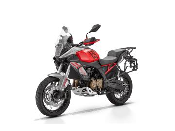 Nuova QJ Motor SRT 600 SX - Pronta a conquistare ogni strada!

Sei alla ricerca di un'avventura a due ruote? La nuova QJ Motor SRT 600 SX Ã¨ la moto crossover che stavi aspettando, perfetta per affrontare la cittÃ  con agilitÃ  e per lanciarti in emozionanti viaggi fuoriporta.

Caratteristiche Principali:

Motore Brillante e Affidabile: Un bicilindrico in linea da 554 cc, Euro 5+, che eroga una potenza di 56 CV e una coppia di 54 Nm, garantendo prestazioni vivaci e un'erogazione fluida.

Equipaggiamento al Top di Gamma:

La SRT 600 SX non Ã¨ solo potente, ma anche riccamente accessoriata di serie. Troverai manopole e sella riscaldabili su due livelli, ideali per le giornate piÃ¹ fredde, un ampio display TFT a colori con connettivitÃ  Bluetooth e un capiente bauletto in alluminio da 43 litri, pronto per i tuoi viaggi.

Ciclistica Bilanciata:

Con il suo telaio in acciaio e le sospensioni di qualitÃ  (forcella a steli rovesciati e monoammortizzatore), offre una guida sicura e confortevole, sia in cittÃ  che sulle strade extraurbane.

Design Crossover Moderno:

Linee aggressive e una presenza imponente, la SRT 600 SX cattura l'attenzione e si fa notare per il suo stile unico e avventuroso.

Garanzia Ufficiale:

La tua tranquillitÃ  Ã¨ importante, per questo la QJ Motor SRT 600 SX Ã¨ coperta da 4 anni di garanzia ufficiale.

Prezzo 5.540euro + messa su strada 350euro.

L'offerta include:
Mezzo in pronta consegna
Garanzia ufficiale 3+1 Anni!
PossibilitÃ  di finanziamento (Senza anticipo, Maxi rata, personalizzato).

I NOSTRI SERVIZI :
-Acquisto diretto con pagamento immediato
-conto vendita
-vendita auto, moto e scooter usati e garantiti
-vendita veicoli d'epoca
-permuta auto con moto e viceversa
-noleggio breve e lungo termine
-finanziamenti personalizzati (rata costante,mini e maxi rate, leasing)
-assistenza post-vendita con societÃ  di garanzie e officine partner
-assicurazioni
-consulenze e stime per acquisti tra privati

VISITA il nostro sito internet: automotousateroma.it oppure scarica la nostra App: automotousateroma dall' Apple store o Play store per restare aggiornato sui nostri ultimi arrivi.

VIENI A TROVARCI PER VEDERE DAL VIVO QUESTO VEICOLO :
Auto Moto Usate Roma s.r.l.Via Appia Nuova 23, 00047, Marino (RM) (adiacente Sorelle Ramonda)

HAI UNA PERMUTA?
compila il form sull'App o nel nostro sito automotousateroma.it
oppure inviaci foto e descrizione (modello anno km motore ...)
al nostro numero whatsapp : Cell. 366-6562866 o 351-4646876 Fisso 06-7215841 e-mail : info@automotousateroma.it

La Auto Moto Usate Roma Srl declina ogni responsabilitÃ  per eventuali involontarie incongruenze che non rappresentano in alcun modo un impegno contrattuale e invitano i clienti a verificare sempre dal vivo la correttezza dei dati.
