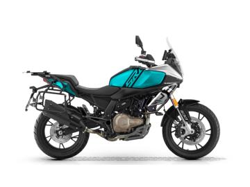 Nuova QJ Motor SRT 600 SX - Pronta a conquistare ogni strada!

Sei alla ricerca di un'avventura a due ruote? La nuova QJ Motor SRT 600 SX è la moto crossover che stavi aspettando, perfetta per affrontare la città con agilità e per lanciarti in emozionanti viaggi fuoriporta.

Caratteristiche Principali:

Motore Brillante e Affidabile: Un bicilindrico in linea da 554 cc, Euro 5+, che eroga una potenza di 56 CV e una coppia di 54 Nm, garantendo prestazioni vivaci e un'erogazione fluida.

Equipaggiamento al Top di Gamma:

La SRT 600 SX non è solo potente, ma anche riccamente accessoriata di serie. Troverai manopole e sella riscaldabili su due livelli, ideali per le giornate più fredde, un ampio display TFT a colori con connettività Bluetooth e un capiente bauletto in alluminio da 43 litri, pronto per i tuoi viaggi.

Ciclistica Bilanciata:

Con il suo telaio in acciaio e le sospensioni di qualità (forcella a steli rovesciati e monoammortizzatore), offre una guida sicura e confortevole, sia in città che sulle strade extraurbane.

Design Crossover Moderno:

Linee aggressive e una presenza imponente, la SRT 600 SX cattura l'attenzione e si fa notare per il suo stile unico e avventuroso.

Garanzia Ufficiale:

La tua tranquillità è importante, per questo la QJ Motor SRT 600 SX è coperta da 4 anni di garanzia ufficiale.

Prezzo 5.540€ in Promo fino al 31/03/2026 a 4.990€ + messa su strada 350euro.

L'offerta include:
Mezzo in pronta consegna
Garanzia ufficiale 3+1 Anni!
Possibilità di finanziamento (Senza anticipo, Maxi rata, personalizzato).

I NOSTRI SERVIZI :
-Acquisto diretto con pagamento immediato
-conto vendita
-vendita auto, moto e scooter usati e garantiti
-vendita veicoli d'epoca
-permuta auto con moto e viceversa
-noleggio breve e lungo termine
-finanziamenti personalizzati (rata costante,mini e maxi rate, leasing)
-assistenza post-vendita con società di garanzie e officine partner
-assicurazioni
-consulenze e stime per acquisti tra privati

VISITA il nostro sito internet: automotousateroma.it oppure scarica la nostra App: automotousateroma dall' Apple store o Play store per restare aggiornato sui nostri ultimi arrivi.

VIENI A TROVARCI PER VEDERE DAL VIVO QUESTO VEICOLO :
Auto Moto Usate Roma s.r.l.Via Appia Nuova 23, 00047, Marino (RM) (adiacente Sorelle Ramonda)

HAI UNA PERMUTA?
compila il form sull'App o nel nostro sito automotousateroma.it
oppure inviaci foto e descrizione (modello anno km motore ...)
al nostro numero whatsapp : Cell. 366-6562866 o 351-4646876 Fisso 06-7215841 e-mail : info@automotousateroma.it


La Auto Moto Usate Roma Srl declina ogni responsabilità per eventuali involontarie incongruenze che non rappresentano in alcun modo un impegno contrattuale e invitano i clienti a verificare sempre dal vivo la correttezza dei dati.