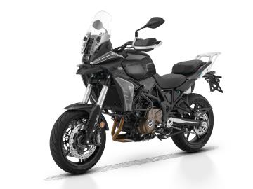 Nuova QJ Motor SRT 700 S: L'avventura ti aspetta, senza compromessi!

Se cerchi una moto crossover che unisce prestazioni, comfort e un prezzo incredibile. Progettata per affrontare con sicurezza sia il traffico urbano che i lunghi viaggi, questa moto Ã¨ pronta a darti emozioni in ogni chilometro.

Le sue caratteristiche principali:

Motore Potente e Versatile: Un bicilindrico in linea da 698 cc, con una potenza massima di 70 CV, garantisce un'accelerazione decisa e un'erogazione fluida, ideale per ogni tipo di percorso.

Equipaggiamento al Top: La dotazione di serie Ã¨ pensata per il massimo comfort e sicurezza. Troverai un ampio display TFT a colori da 5 con connettivitÃ  Bluetooth, manopole e sella riscaldabili per le giornate piÃ¹ fredde e l'illuminazione Full-LED per una visibilitÃ  ottimale.

Ciclistica di QualitÃ : Con sospensioni Marzocchi e un impianto frenante Brembo con ABS Bosch, la SRT 700 S offre una maneggevolezza eccezionale e una frenata sicura in ogni condizione. La sella bassa, a soli 795 mm da terra, la rende accessibile e facile da controllare.

Non fartela scappare!

Vieni a scoprire di persona la nuova QJ Motor SRT 700 S nel nostro showroom. Potrai toccarla con mano, ricevere un preventivo personalizzato e, se disponibile, prenotare un test ride.

Prezzo 7.250euro in promo a 6.390euro+ messa su strada 350euro.

L'offerta include:

Mezzo in pronta consegna
Garanzia ufficiale 3+1 Anni!
PossibilitÃ  di finanziamento (Senza anticipo, Maxi rata, personalizzato).

I NOSTRI SERVIZI :
-Acquisto diretto con pagamento immediato
-conto vendita
-vendita auto, moto e scooter usati e garantiti
-vendita veicoli d'epoca
-permuta auto con moto e viceversa
-noleggio breve e lungo termine
-finanziamenti personalizzati (rata costante,mini e maxi rate, leasing)
-assistenza post-vendita con societÃ  di garanzie e officine partner
-assicurazioni
-consulenze e stime per acquisti tra privati

VISITA il nostro sito internet: automotousateroma.it oppure scarica la nostra App: automotousateroma dall' Apple store o Play store per restare aggiornato sui nostri ultimi arrivi.

VIENI A TROVARCI PER VEDERE DAL VIVO QUESTO VEICOLO :
Auto Moto Usate Roma s.r.l.Via Appia Nuova 23, 00047, Marino (RM) (adiacente Sorelle Ramonda)

*************

HAI UNA PERMUTA?
compila il form sull'App o nel nostro sito automotousateroma.it
oppure inviaci foto e descrizione (modello anno km motore ...)
al nostro numero whatsapp : Cell. 366-6562866 o 351-4646876 Fisso 06-7215841 e-mail : info@automotousateroma.it

*************
La Auto Moto Usate Roma Srl declina ogni responsabilitÃ  per eventuali involontarie incongruenze che non rappresentano in alcun modo un impegno contrattuale e invitano i clienti a verificare sempre dal vivo la correttezza dei dati. 