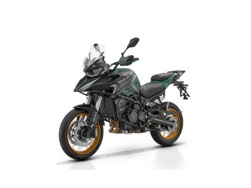 Nuova QJ Motor SRT 900 SX: L'ammiraglia dell'avventura Ã¨ arrivata!

Se sogni una moto con un'anima da esploratrice e una dotazione da ammiraglia la nuova SRT 900 SX Ã¨ progettata per superare ogni aspettativa.

Al cuore della SRT 900 SX batte un motore bicilindrico in linea da 904 cc, che sprigiona 95 CV di potenza e una coppia di 90 Nm. Questa spinta energica, unita al cambio a 6 marce e al Quick Shifter bidirezionale, garantisce un'esperienza di guida dinamica e fluida, sia nelle strade di montagna che sui lunghi tratti autostradali.

La SRT 900 SX non scende a compromessi sul comfort e la tecnologia. La sua ricca dotazione di serie include:

Tris di valigie in alluminio: perfette per i tuoi viaggi, giÃ  incluse nel prezzo.

Display TFT da 7 pollici: a colori, con connettivitÃ  Bluetooth e funzioni di navigazione.

Manopole e sella riscaldabili: per affrontare qualsiasi condizione climatica.

Ride-by-wire, Traction Control e 3 Riding Mode (Standard, Rain, Sport): per adattare la risposta della moto al tuo stile di guida.

Cruise Control: per viaggiare in totale relax.

La moto Ã¨ dotata di sospensioni Marzocchi e di un potente impianto frenante Brembo con dischi anteriori da 320 mm. Il telaio in traliccio d'acciaio e il forcellone in alluminio offrono un'ottima stabilitÃ  e maneggevolezza, mentre i cerchi a raggi da 19 all'anteriore e 17 al posteriore sono pronti ad affrontare anche i percorsi piÃ¹ sconnessi.

Prezzo 8.990euro + messa su strada 350euro.

L'offerta include:
Mezzo in pronta consegna
Garanzia ufficiale 3+1 Anni!
PossibilitÃ  di finanziamento (Senza anticipo, Maxi rata, personalizzato).

I NOSTRI SERVIZI :
-Acquisto diretto con pagamento immediato
-conto vendita
-vendita auto, moto e scooter usati e garantiti
-vendita veicoli d'epoca
-permuta auto con moto e viceversa
-noleggio breve e lungo termine
-finanziamenti personalizzati (rata costante,mini e maxi rate, leasing)
-assistenza post-vendita con societÃ  di garanzie e officine partner
-assicurazioni
-consulenze e stime per acquisti tra privati

VISITA il nostro sito internet: automotousateroma.it oppure scarica la nostra App: automotousateroma dall' Apple store o Play store per restare aggiornato sui nostri ultimi arrivi.

VIENI A TROVARCI PER VEDERE DAL VIVO QUESTO VEICOLO :
Auto Moto Usate Roma s.r.l.Via Appia Nuova 23, 00047, Marino (RM) (adiacente Sorelle Ramonda)

HAI UNA PERMUTA?
compila il form sull'App o nel nostro sito automotousateroma.it
oppure inviaci foto e descrizione (modello anno km motore ...)
al nostro numero whatsapp : Cell. 366-6562866 o 351-4646876 Fisso 06-7215841 e-mail : info@automotousateroma.it

La Auto Moto Usate Roma Srl declina ogni responsabilitÃ  per eventuali involontarie incongruenze che non rappresentano in alcun modo un impegno contrattuale e invitano i clienti a verificare sempre dal vivo la correttezza dei dati. 