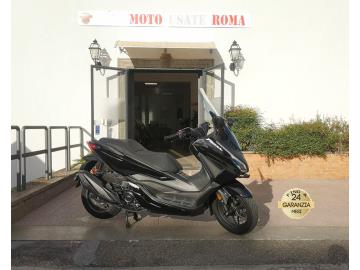 HONDA FORZA 350

Immatricolato 2025, 350cc, 29Cv 22Kw, 4.300Km, Euro5+

*** Scooter unicoproprietario, In garanzia Ufficiale fino al 2031 ***

** Scooter visibile su Appuntamento **

Con: Motore Monocilindrico, raffreddamento a liquido, Abs, 4 valvole, computer di bordo, navigatore, connettivitÃ  RoadSync, fari a Led, display TFT da 5â€ multifunzione, vano retroscudo con presa Usb, ampio vano sottosella, freni a disco da 256mm anteriore e da 240mm al posteriore, cerchi da 15â€ anteriore e da 14â€ al posteriore.

Accessoriato con: estenzione cavalletto laterale, parabrezza regolabile elettronicamente, smart key, telaio porta cellulare.

Il prezzo proposto di euro 5.200,00euro Ã¨ legato alla promozione web che prevede un acquisto tramite finanziamento.

Il prezzo senza promo Ã¨ di euro 5.700,00euro.

Rimangono sempre esclusi i costi :

-del passaggio di proprietÃ  pari ad euro 200,00.

-messa su strada pari ad euro 200,00 che include l'attivazione della garanzia di 12 mesi completa, controlli e o tagliando completo preconsegna all'occorrenza (olio,filtro olio, filtro aria e tutti i componenti necessari al ripristino), 12 mesi di garanzia estendibili a 24 36mesi in base al veicolo e copre i componenti non soggetti ad usura (dettagli in sede).

I NOSTRI SERVIZI :
-Acquisto diretto con pagamento immediato
-conto vendita
-vendita auto, moto e scooter usati e garantiti
-vendita veicoli d'epoca
-permuta auto con moto e viceversa
-noleggio breve e lungo termine
-finanziamenti personalizzati (rata costante,mini e maxi rate, leasing)
-assistenza post-vendita con societÃ  di garanzie e officine partner
-assicurazioni
-consulenze e stime per acquisti tra privati

VISITA il nostro sito internet: automotousateroma.it oppure scarica la nostra App: automotousateroma dall' Apple store o Play store per restare aggiornato sui nostri ultimi arrivi.

VIENI A TROVARCI PER VEDERE DAL VIVO QUESTO VEICOLO :
Auto Moto Usate Roma s.r.l.Via Appia Nuova 23, 00047, Marino (RM) (adiacente Sorelle Ramonda)

*************

HAI UNA PERMUTA?
compila il form sull'App o nel nostro sito automotousateroma.it
oppure inviaci foto e descrizione (modello anno km motore ...)
al nostro numero whatsapp : Cell. 366-6562866 o 351-4646876 Fisso 06-7215841 e-mail : info@automotousateroma.it

*************
La Auto Moto Usate Roma Srl declina ogni responsabilitÃ  per eventuali involontarie incongruenze che non rappresentano in alcun modo un impegno contrattuale e invitano i clienti a verificare sempre dal vivo la correttezza dei dati che potrebbero non coincidere con lâ€™effettivo equipaggiamento del veicolo spesso dovuto alla incompatibilitÃ  dei dati trasmessi sulle varie piattaforme web.