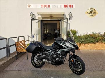 KAWASAKI VERSYS 650 
Immatricolato 2019, 649cc, 45.600Km, 69Cv/51Kw, Euro4.
Con: Motore Bicilindrico in linea, cambio manuale a 6 rapporti, Abs, computer di bordo, raffreddamento a liquido, 21Lt. CapacitÃ  serbatoio, contamarce, Forcella rovesciata 41 mm telescopica con smorzamento (lato-destro) e precarico (lato-sinistro) regolabili, Mono ammortizzatore asimmetrico con controllo remoto del precarico, dischi freno anteriori da 300mm e da 200mm al posteriore, cerchi da 17â€.
Accessoriato con: Cupolino regolabile, antifurto, faretti di profonditÃ , presa Usb, paramani, valigie laterali orginali Kawasaki. 

Rimangono sempre esclusi i costi : 
-del passaggio di proprietÃ  pari ad euro 200,00.
-messa su strada pari ad euro 300,00 che include l'attivazione della garanzia di 12 mesi completa, controlli e/o tagliando completo preconsegna all'occorrenza (olio,filtro olio, filtro aria e tutti i componenti necessari al ripristino), 12 mesi di garanzia estendibili a 24/36mesi in base al veicolo e copre i componenti non soggetti ad usura (dettagli in sede).

I NOSTRI SERVIZI : 
-Acquisto diretto con pagamento immediato 
-conto vendita
-vendita auto, moto e scooter usati e garantiti
-vendita veicoli d'epoca
-permuta auto con moto e viceversa
-noleggio breve e lungo termine
-finanziamenti personalizzati (rata costante,mini e  maxi rate, leasing)
-assistenza post-vendita con societÃ  di garanzie e officine partner
-assicurazioni
-consulenze e stime per acquisti tra privati

VISITA il nostro sito internet: automotousateroma.it oppure scarica la nostra App: automotousateroma dall' Apple store o Play store per restare aggiornato sui nostri ultimi arrivi.

VIENI A TROVARCI PER VEDERE DAL VIVO QUESTO VEICOLO :
Auto Moto Usate Roma s.r.l.Via Appia Nuova 23, 00047, Marino (RM) (adiacente Sorelle Ramonda)

*************

HAI UNA PERMUTA?
compila il form sull'App o nel nostro sito automotousateroma.it
oppure inviaci foto e descrizione (modello anno km motore ...)
al nostro numero whatsapp : Cell. 366-6562866 o 351-4646876 Fisso 06-7215841 e-mail :  info@automotousateroma.it

*************
La Auto Moto Usate Roma Srl declina ogni responsabilitÃ  per eventuali involontarie incongruenze che non rappresentano in alcun modo un impegno contrattuale e invitano i clienti a verificare sempre dal vivo la correttezza dei dati che potrebbero non coincidere con lâ€™effettivo equipaggiamento del veicolo spesso dovuto alla incompatibilitÃ  dei dati trasmessi sulle varie piattaforme web.
