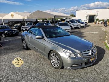 MERCEDES CLASSE E 220 CDI BlueEFFICIENCY AVANTGARDE CABRIO

Immatricolato 2011, 2143cc, 115.700Km, 170Cv 125Kw, 2porte 4posti, Euro5A.

*** Fatture lavori precedenti ***

Con: Motore a 4 cilindri in linea, cambio automatico, trazione posteriore, Abs, Esp, Airbag, computer di bordo, volante in pelle con comandi, vetri e specchietti elettrici, fendinebbia, Sistema di manutenzione individuale Assyst con service display, Clim. aut. THERMATIC (bizona, filtro antipoll., sens.irragg.sol.), stereo con navigatore, capotta elettrica, sedili in pelle riscaldabili, Sistema di avviso perdita di pressione dei pneumatici, Isofix, sensori di parcheggio anteriori e posteriori, cerchi in lega da 17â€.

Rimangono sempre esclusi i costi :

-del passaggio di proprietÃ  pari ad euro 750,00

-messa su strada pari ad euro 400,00 che include l'attivazione della garanzia di 12 mesi completa, controlli e o tagliando completo preconsegna all'occorrenza (olio,filtro olio, filtro aria e tutti i componenti necessari al ripristino ivi compresi kit distribuzione), igienizzazione interni, kit ruota di scorta o kit gonfiaggio, 12 mesi di garanzia estendibili a 24 36mesi in base al veicolo e copre i componenti non soggetti ad usura (dettagli in sede).


I NOSTRI SERVIZI :
-Acquisto diretto con pagamento immediato
-conto vendita
-vendita auto, moto e scooter usati e garantiti
-vendita veicoli d'epoca
-permuta auto con moto e viceversa
-noleggio breve e lungo termine
-finanziamenti personalizzati (rata costante,mini e maxi rate, leasing)
-assistenza post-vendita con societÃ  di garanzie e officine partner
-assicurazioni
-consulenze e stime per acquisti tra privati

VISITA il nostro sito internet: automotousateroma.it oppure scarica la nostra App: automotousateroma dall' Apple store o Play store per restare aggiornato sui nostri ultimi arrivi.

VIENI A TROVARCI PER VEDERE DAL VIVO QUESTO VEICOLO :
Auto Moto Usate Roma s.r.l.Via Appia Nuova 23, 00047, Marino (RM) (adiacente Sorelle Ramonda)

*************

HAI UNA PERMUTA?
compila il form sull'App o nel nostro sito automotousateroma.it
oppure inviaci foto e descrizione (modello anno km motore ...)
al nostro numero whatsapp : Cell. 366-6562866 o 351-4646876 Fisso 06-7215841 e-mail : info@automotousateroma.it

*************
La Auto Moto Usate Roma Srl declina ogni responsabilitÃ  per eventuali involontarie incongruenze che non rappresentano in alcun modo un impegno contrattuale e invitano i clienti a verificare sempre dal vivo la correttezza dei dati che potrebbero non coincidere con lâ€™effettivo equipaggiamento del veicolo spesso dovuto alla incompatibilitÃ  dei dati trasmessi sulle varie piattaforme web.