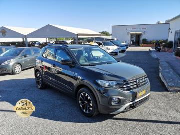 VOLKSWAGEN T-CROSS 1.0 TSI STYLE BMT

Immatricolato 2021, 999cc, 100.000Km, 95Cv 70Kw, 5porte 5posti, Euro6D.

*** Auto idonea per Neopatentati ***

** Tagliandata e Gommata **

Con: Motore a 3 cilindri in linea, cambio manuale a 6 rapporti, Abs, Esp, Esc, Airbag, computer di bordo, volante in pelle con comandi, vetri e specchietti elettrici, fendinebbia, climatizzatore, Radio Composition Media con display touchscreen 8'' USB e Bluetooth, Adaptive Cruise Control, Fari posteriori a LED, isofix, sensori di parcheggio anteriori e posteriori, cerchi in lega da 16“ + ruotino.

Il prezzo proposto di euro 14.400,00 è legato alla promozione web che prevede un acquisto tramite finanziamento di intero importo. Info in sede.
Il prezzo a Listino senza promo è di euro 15.400,00.

Rimangono sempre esclusi i costi :

-del passaggio di proprietà pari ad euro 500,00

-messa su strada pari ad euro 300,00 che include l'attivazione della garanzia di 12 mesi completa, controlli e o tagliando completo preconsegna all'occorrenza (olio,filtro olio, filtro aria e tutti i componenti necessari al ripristino ivi compresi kit distribuzione), igienizzazione interni, kit ruota di scorta o kit gonfiaggio, 12 mesi di garanzia estendibili a 24 36mesi in base al veicolo e copre i componenti non soggetti ad usura (dettagli in sede).

I NOSTRI SERVIZI :
-Acquisto diretto con pagamento immediato
-conto vendita
-vendita auto, moto e scooter usati e garantiti
-vendita veicoli d'epoca
-permuta auto con moto e viceversa
-noleggio breve e lungo termine
-finanziamenti personalizzati (rata costante,mini e maxi rate, leasing)
-assistenza post-vendita con società di garanzie e officine partner
-assicurazioni
-consulenze e stime per acquisti tra privati

VISITA il nostro sito internet: automotousateroma.it oppure scarica la nostra App: automotousateroma dall' Apple store o Play store per restare aggiornato sui nostri ultimi arrivi.

VIENI A TROVARCI PER VEDERE DAL VIVO QUESTO VEICOLO :
Auto Moto Usate Roma s.r.l.Via Appia Nuova 23, 00047, Marino (RM) (adiacente Sorelle Ramonda)

*************

HAI UNA PERMUTA?
compila il form sull'App o nel nostro sito automotousateroma.it
oppure inviaci foto e descrizione (modello anno km motore ...)
al nostro numero whatsapp : Cell. 366-6562866 o 351-4646876 Fisso 06-7215841 e-mail : info@automotousateroma.it

*************
La Auto Moto Usate Roma Srl declina ogni responsabilità per eventuali involontarie incongruenze che non rappresentano in alcun modo un impegno contrattuale e invitano i clienti a verificare sempre dal vivo la correttezza dei dati che potrebbero non coincidere con l’effettivo equipaggiamento del veicolo spesso dovuto alla incompatibilità dei dati trasmessi sulle varie piattaforme web.
