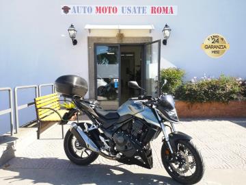HONDA HORNET 750

Immatricolato 2023 755cc, 9.550Km, 92Cv 68Kw, Euro5.

Con: Motore a 2 Bicilindrico in linea, cambio manuale a 6 rapporti, Abs, computer di bordo, raffreddamento a liquido, 4 mappature Road Standard Rain User, faro a Led, Forcella rovesciata Showa SFF-BP, diametro steli 41mm, Ammortizzatore con leveraggio Pro-Link, forcellone in acciaio, dischi freno da 296mm anteriori e da 240mm al posteriore, cerchi da 17â€.

Accessoriato: Cambio Quisckshift, tamponi laterali, cupolino, puntale, parafango posteriore, Bauletto.

Il prezzo proposto di euro 4.900,00 Ã¨ legato alla promozione web che prevede un acquisto tramite finanziamento di intero importo. Info in sede.

Il prezzo a Listino senza promo Ã¨ di euro 5.400,00.

Rimangono sempre esclusi i costi :

-del passaggio di proprietÃ  pari ad euro 200,00.

-messa su strada pari ad euro 300,00 che include l'attivazione della garanzia di 12 mesi completa, controlli e o tagliando completo preconsegna all'occorrenza (olio,filtro olio, filtro aria e tutti i componenti necessari al ripristino), 12 mesi di garanzia estendibili a 24 36mesi in base al veicolo e copre i componenti non soggetti ad usura (dettagli in sede).

I NOSTRI SERVIZI :
-Acquisto diretto con pagamento immediato
-conto vendita
-vendita auto, moto e scooter usati e garantiti
-vendita veicoli d'epoca
-permuta auto con moto e viceversa
-noleggio breve e lungo termine
-finanziamenti personalizzati (rata costante,mini e maxi rate, leasing)
-assistenza post-vendita con societÃ  di garanzie e officine partner
-assicurazioni
-consulenze e stime per acquisti tra privati

VISITA il nostro sito internet: automotousateroma.it oppure scarica la nostra App: automotousateroma dall' Apple store o Play store per restare aggiornato sui nostri ultimi arrivi.

VIENI A TROVARCI PER VEDERE DAL VIVO QUESTO VEICOLO :
Auto Moto Usate Roma s.r.l.Via Appia Nuova 23, 00047, Marino (RM) (adiacente Sorelle Ramonda)

*************

HAI UNA PERMUTA?
compila il form sull'App o nel nostro sito automotousateroma.it
oppure inviaci foto e descrizione (modello anno km motore ...)
al nostro numero whatsapp : Cell. 366-6562866 o 351-4646876 Fisso 06-7215841 e-mail : info@automotousateroma.it

*************
La Auto Moto Usate Roma Srl declina ogni responsabilitÃ  per eventuali involontarie incongruenze che non rappresentano in alcun modo un impegno contrattuale e invitano i clienti a verificare sempre dal vivo la correttezza dei dati che potrebbero non coincidere con lâ€™effettivo equipaggiamento del veicolo spesso dovuto alla incompatibilitÃ  dei dati trasmessi sulle varie piattaforme web.
