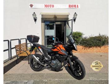 KTM 390 ADVENTURE 
Immatricolato 2020, 373cc, 12.100km, 44Cv/32Kw, Euro4.
*** Fattura lavoro Ktm ***
Con: Motore Monocilindrico, cambio manuale a 6 rapporti, Abs, computer di bordo, ride by wire, Faro a Led, Forcella WP APEX 43 con cartuccia aperta, regolabile in compressione ed estensione, Monoammortizzatore WP APEX regolabile nel precarico e in estensione, disco freno anteriore da 320mm e posteriore da 230mm, cerchi da 19â€ anteriore e da 17â€ posteriore. 
Accessoriato con: Bauletto originale KTM, Terminale Akrapovic, F.aria sportivo, pignone e kit catena. 

Rimangono sempre esclusi i costi : 
-del passaggio di proprietÃ  pari ad euro 200,00.
-messa su strada pari ad euro 200,00 che include l'attivazione della garanzia di 12 mesi completa, controlli e/o tagliando completo preconsegna all'occorrenza (olio,filtro olio, filtro aria e tutti i componenti necessari al ripristino), 12 mesi di garanzia estendibili a 24/36mesi in base al veicolo e copre i componenti non soggetti ad usura (dettagli in sede).

I NOSTRI SERVIZI : 
-Acquisto diretto con pagamento immediato 
-conto vendita
-vendita auto, moto e scooter usati e garantiti
-vendita veicoli d'epoca
-permuta auto con moto e viceversa
-noleggio breve e lungo termine
-finanziamenti personalizzati (rata costante,mini e  maxi rate, leasing)
-assistenza post-vendita con societÃ  di garanzie e officine partner
-assicurazioni
-consulenze e stime per acquisti tra privati

VISITA il nostro sito internet: automotousateroma.it oppure scarica la nostra App: automotousateroma dall' Apple store o Play store per restare aggiornato sui nostri ultimi arrivi.

VIENI A TROVARCI PER VEDERE DAL VIVO QUESTO VEICOLO :
Auto Moto Usate Roma s.r.l.Via Appia Nuova 23, 00047, Marino (RM) (adiacente Sorelle Ramonda)

*************

HAI UNA PERMUTA?
compila il form sull'App o nel nostro sito automotousateroma.it
oppure inviaci foto e descrizione (modello anno km motore ...)
al nostro numero whatsapp : Cell. 366-6562866 o 351-4646876 Fisso 06-7215841 e-mail :  info@automotousateroma.it

*************
La Auto Moto Usate Roma Srl declina ogni responsabilitÃ  per eventuali involontarie incongruenze che non rappresentano in alcun modo un impegno contrattuale e invitano i clienti a verificare sempre dal vivo la correttezza dei dati che potrebbero non coincidere con lâ€™effettivo equipaggiamento del veicolo spesso dovuto alla incompatibilitÃ  dei dati trasmessi sulle varie piattaforme web.