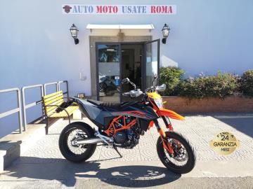 KTM 690 SMC R 
Immatricolato 2022, 693cc, 3.500km, 75Cv/55Kw, Euro5.
*** Moto Unicoproprietario ***
Con: Motore Monocilindrico, cambio manuale a 6 rapporti, Abs, raffreddamento a Liquido, 3 mappature motore, WP APEX a steli rovesciati Ã˜ 48 mm, Ammortizzatore WP con leveraggio Pro-Lever, disco freno da 320mm anteriore e da 240mm al posteriorecerchi a raggi da 17â€. 
Accessoriato con: Terminale Arrow, sella in Gel Powerparts, specchetti, porta telefono. 

Il prezzo proposto di euro 8.400,00euro Ã¨ legato alla promozione web che prevede un acquisto tramite finanziamento di intero importo. (Info in sede.) 
Il prezzo a Listino senza promo Ã¨ di euro 8.900,00.

Rimangono sempre esclusi i costi : 
-del passaggio di proprietÃ  pari ad euro 200,00.
-messa su strada pari ad euro 300,00 che include l'attivazione della garanzia di 12 mesi completa, controlli e/o tagliando completo preconsegna all'occorrenza (olio,filtro olio, filtro aria e tutti i componenti necessari al ripristino), 12 mesi di garanzia estendibili a 24/36mesi in base al veicolo e copre i componenti non soggetti ad usura (dettagli in sede).

I NOSTRI SERVIZI : 
-Acquisto diretto con pagamento immediato 
-conto vendita
-vendita auto, moto e scooter usati e garantiti
-vendita veicoli d'epoca
-permuta auto con moto e viceversa
-noleggio breve e lungo termine
-finanziamenti personalizzati (rata costante,mini e  maxi rate, leasing)
-assistenza post-vendita con societÃ  di garanzie e officine partner
-assicurazioni
-consulenze e stime per acquisti tra privati

VISITA il nostro sito internet: automotousateroma.it oppure scarica la nostra App: automotousateroma dall' Apple store o Play store per restare aggiornato sui nostri ultimi arrivi.

VIENI A TROVARCI PER VEDERE DAL VIVO QUESTO VEICOLO :
Auto Moto Usate Roma s.r.l.Via Appia Nuova 23, 00047, Marino (RM) (adiacente Sorelle Ramonda)

*************

HAI UNA PERMUTA?
compila il form sull'App o nel nostro sito automotousateroma.it
oppure inviaci foto e descrizione (modello anno km motore ...)
al nostro numero whatsapp : Cell. 366-6562866 o 351-4646876 Fisso 06-7215841 e-mail :  info@automotousateroma.it

*************
La Auto Moto Usate Roma Srl declina ogni responsabilitÃ  per eventuali involontarie incongruenze che non rappresentano in alcun modo un impegno contrattuale e invitano i clienti a verificare sempre dal vivo la correttezza dei dati che potrebbero non coincidere con lâ€™effettivo equipaggiamento del veicolo spesso dovuto alla incompatibilitÃ  dei dati trasmessi sulle varie piattaforme web.
