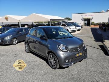 SMART FORFOUR 0.9 BRABUS

Immatricolata 2016, 898cc, 109Cv 80Kw, 127.00Km, 5porte 4posti, Euro6B.

*** Auto idonea per Neopatentati ***

Con: Motore a 3 cilindri in linea, cambio automatico sequenziale a 6 rapporti, trazione posteriore, Abs, Esp, computer di bordo con display a colori da 8,9 cm (3,5 ) con tecnologia TFT, volante il pelle con comandi e paddle, vetri e specchietti elettrici, sedili in pelle e tessuto, sedili anteriori riscaldabili, bracciolo centrale, cruise control, luci a Led, fendinebbia, climatizzatore, stereo con navigatore e retrocamera, Tetto Panorama con tendina parasole, Brake Assist - Sistema di ottimizzazione della frenata, Isofix, cerchi da 17â€.

Il prezzo proposto di euro 14.500,00 Ã¨ legato alla promozione web che prevede un acquisto tramite finanziamento di intero importo. Info in sede.

Il prezzo a Listino senza promo Ã¨ di euro 15.500,00.

Rimangono sempre esclusi i costi :

-del passaggio di proprietÃ  pari ad euro 550,00

-messa su strada pari ad euro 400,00 che include l'attivazione della garanzia di 12 mesi completa, all'occorrenza controlli e o tagliando completo preconsegna (olio,filtro olio, filtro aria e tutti i componenti necessari al ripristino ivi compresi kit distribuzione), igienizzazione interni, kit ruota di scorta o kit gonfiaggio, 12 mesi di garanzia estendibili a 24 36mesi in base al veicolo e copre i componenti non soggetti ad usura (dettagli in sede).

I NOSTRI SERVIZI :
-Acquisto diretto con pagamento immediato
-conto vendita
-vendita auto, moto e scooter usati e garantiti
-vendita veicoli d'epoca
-permuta auto con moto e viceversa
-noleggio breve e lungo termine
-finanziamenti personalizzati (rata costante,mini e maxi rate, leasing)
-assistenza post-vendita con societÃ  di garanzie e officine partner
-assicurazioni
-consulenze e stime per acquisti tra privati

VISITA il nostro sito internet: automotousateroma.it oppure scarica la nostra App: automotousateroma dall' Apple store o Play store per restare aggiornato sui nostri ultimi arrivi.

VIENI A TROVARCI PER VEDERE DAL VIVO QUESTO VEICOLO :
Auto Moto Usate Roma s.r.l.Via Appia Nuova 23, 00047, Marino (RM) (adiacente Sorelle Ramonda)

*************

HAI UNA PERMUTA?
compila il form sull'App o nel nostro sito automotousateroma.it
oppure inviaci foto e descrizione (modello anno km motore ...)
al nostro numero whatsapp : Cell. 366-6562866 o 351-4646876 Fisso 06-7215841 e-mail : info@automotousateroma.it

*************
La Auto Moto Usate Roma Srl declina ogni responsabilitÃ  per eventuali involontarie incongruenze che non rappresentano in alcun modo un impegno contrattuale e invitano i clienti a verificare sempre dal vivo la correttezza dei dati che potrebbero non coincidere con lâ€™effettivo equipaggiamento del veicolo spesso dovuto alla incompatibilitÃ  dei dati trasmessi sulle varie piattaforme web.