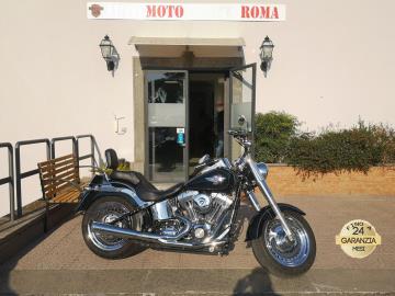 HARLEY DAVIDSON FLSTF FAT BOY 
Immatricolato 2011, 1585cc, 78Cv/56Kw, 73.000Km, Euro3. 
Con: Motore Bicilindrico a V longitudinale, cambio manuale a 6 rapporti, raffreddamento ad Aria, trasmissione a cinghia, doppia sella, schienalino sissi bar, borsa in pelle, scarichi SUPERTRAPP, presa Usb, cerchi da 17â€.  
Il prezzo proposto di euro 12.500,00euro Ã¨ legato alla promozione web che prevede un acquisto tramite finanziamento di intero importo.
Info in sede. 
Il prezzo a Listino senza promo Ã¨ di euro 13.500,00.

Per le moto :
Rimangono sempre esclusi i costi : 
-del passaggio di proprietÃ  pari ad euro 200,00.
-messa su strada pari ad euro 400,00 che include l'attivazione della garanzia di 12 mesi completa, all' occorrenza controlli e/o tagliando completo preconsegna (olio,filtro olio, filtro aria e tutti i componenti necessari al ripristino), 12 mesi di garanzia estendibili a 24/36mesi in base al veicolo e copre i componenti non soggetti ad usura (dettagli in sede).



I NOSTRI SERVIZI : 
-Acquisto diretto con pagamento immediato 
-conto vendita
-vendita auto, moto e scooter usati e garantiti
-vendita veicoli d'epoca
-permuta auto con moto e viceversa
-noleggio breve e lungo termine
-finanziamenti personalizzati (rata costante,mini e  maxi rate, leasing)
-assistenza post-vendita con societÃ  di garanzie e officine partner
-assicurazioni
-consulenze e stime per acquisti tra privati

VISITA il nostro sito internet: automotousateroma.it oppure scarica la nostra App: automotousateroma dall' Apple store o Play store per restare aggiornato sui nostri ultimi arrivi.

VIENI A TROVARCI PER VEDERE DAL VIVO QUESTO VEICOLO :
Auto Moto Usate Roma s.r.l.Via Appia Nuova 23, 00047, Marino (RM) (adiacente Sorelle Ramonda)

*************

HAI UNA PERMUTA?
compila il form sull'App o nel nostro sito automotousateroma.it
oppure inviaci foto e descrizione (modello anno km motore ...)
al nostro numero whatsapp : Cell. 366-6562866 o 351-4646876 Fisso 06-7215841 e-mail :  info@automotousateroma.it

*************
La Auto Moto Usate Roma Srl declina ogni responsabilitÃ  per eventuali involontarie incongruenze che non rappresentano in alcun modo un impegno contrattuale e invitano i clienti a verificare sempre dal vivo la correttezza dei dati che potrebbero non coincidere con lâ€™effettivo equipaggiamento del veicolo spesso dovuto alla incompatibilitÃ  dei dati trasmessi sulle varie piattaforme web.
