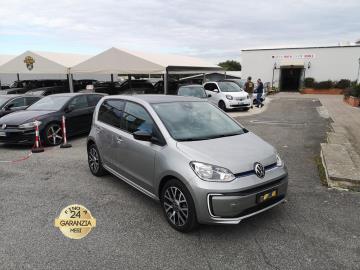 VOLKSWAGEN E-UP !
Immatricolata 2021, 66.000Km, 82Cv/61Kw, 5porte/4posti.
*** Auto idonea perNeopatentati *** 
** Auto UNICOPROPRIETARIO ** 
Con: Cambio automatico monomarcia, trazione anteriore, Abs, Airbag, Esp, computer di bordo, Volante multifunzionale in pelle, vetri e specchietti elettrici, climatizzatore automatico, Radio 