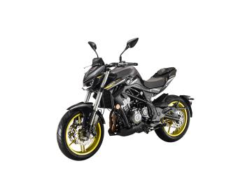 La QJ Motors SRK 400 Ã¨ la moto ideale per chi ottiene la Patente A2 e cerca una naked agile, scattante e con una dotazione tecnica di alto livello con Un look aggressivo unito a un bicilindrico divertente e affidabile.
CUORE BICILINDRICO PER LA A2:
Cilindrata: 400cc, Bicilindrico in linea, 4 tempi, raffreddato a liquido.
Potenza Massima: 41,5 CV (30,5 kW) a 9.000 giri/min (Perfetta per la normativa A2).
Coppia: 37 Nm.
Cambio: 6 marce.
Prestazioni: Leggera e potente, con un peso in ordine di marcia contenuto (circa 186 kg), garantisce scatto e maneggevolezza.
CICLISTICA E SICUREZZA PREMIUM:
Sospensioni: Forcella a steli rovesciati (USD) all'anteriore e monoammortizzatore laterale.
Frenata: Impianto frenante a tre dischi con Doppio disco anteriore e ABS di serie, per la massima sicurezza su strada.
Pneumatici: Gomme larghe (110/70-17 ant. / 150/60-17 post.) per un grip ottimale.
DESIGN E TECNOLOGIA ALL'AVANGUARDIA:
Estetica: Linee muscolose e taglienti, tipiche delle streetfighter.
Illuminazione: Gruppi ottici Full LED aggressivi e moderni.
Strumentazione: Display TFT digitale (a seconda della versione) che offre tutte le informazioni in modo chiaro e intuitivo.
ConnettivitÃ : Presa di ricarica USB per i tuoi dispositivi.

Prezzo listino 5.590euro in promo a 4.590euro + messa su strada di 350euro. 
L'offerta include:
       .    Mezzo in pronta consegna
Garanzia ufficiale 3+1 Anni!
PossibilitÃ  di finanziamento (Senza anticipo, Maxi rata, personalizzato). 
Non perdere l'occasione di guidare la moto che cambierÃ  il tuo modo di muoverti in cittÃ . 
Vieni a vederlo e a provarlo!

*************

I NOSTRI SERVIZI : 
-Acquisto diretto con pagamento immediato 
-conto vendita
-vendita auto, moto e scooter usati e garantiti
-vendita veicoli d'epoca
-permuta auto con moto e viceversa
-noleggio breve e lungo termine
-finanziamenti personalizzati (rata costante,mini e  maxi rate, leasing)
-assistenza post-vendita con societÃ  di garanzie e officine partner
-assicurazioni
-consulenze e stime per acquisti tra privati

VISITA il nostro sito internet: automotousateroma.it oppure scarica la nostra App: automotousateroma dall' Apple store o Play store per restare aggiornato sui nostri ultimi arrivi.

VIENI A TROVARCI PER VEDERE DAL VIVO QUESTO VEICOLO :
Auto Moto Usate Roma s.r.l.Via Appia Nuova 23, 00047, Marino (RM) (adiacente Sorelle Ramonda)

*************

HAI UNA PERMUTA?
compila il form sull'App o nel nostro sito automotousateroma.it
oppure inviaci foto e descrizione (modello anno km motore ...)
al nostro numero whatsapp : Cell. 366-6562866 o 351-4646876 Fisso 06-7215841 e-mail :  info@automotousateroma.it

*************
La Auto Moto Usate Roma Srl declina ogni responsabilitÃ  per eventuali involontarie incongruenze che non rappresentano in alcun modo un impegno contrattuale e invitano i clienti a verificare sempre dal vivo la correttezza dei dati che potrebbero non coincidere con lâ€™effettivo equipaggiamento del veicolo spesso dovuto alla incompatibilitÃ  dei dati trasmessi sulle varie piattaforme web.