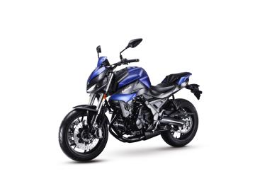 Prezzo listino 6.590euro, in PROMO a 5.590euro + messa su strada di 350euro. 
L'offerta include:
       ** Mezzo in pronta consegna **
* Garanzia ufficiale 3+1 Anni! * 
PossibilitÃ  di finanziamento (Senza anticipo, Maxi rata, personalizzato). 

Cerchi una Naked aggressiva, potente e con un prezzo che ridefinisce il segmento?
La QJ Motor SRK 700 Ã¨ arrivata per dominare! Una Streetfighter muscolosa che non scende a compromessi, offrendo performance entusiasmanti e una dotazione di alto livello, il tutto con un incredibile rapporto qualitÃ -prezzo.
CUORE E MUSCOLI:
Potenza Inarrestabile: Bicilindrico in linea da 698cc che sprigiona 73 CV e 67 Nm di coppia. L'energia giusta per divertirti ad ogni uscita.
Ciclistica da Sportiva: Forcella a steli rovesciati, forcellone in alluminio e impianto frenante a doppio disco anteriore Ã˜320mm con ABS, per una guida agile e sicura.
Stile e Tecnologia: Look aggressivo, linee tese e un completo display LCD per avere tutto sotto controllo.
Solo l'essenziale: Peso in ordine di marcia di soli 196 kg per la massima maneggevolezza.

Non perdere l'occasione di guidare la moto che cambierÃ  il tuo modo di muoverti in cittÃ . 
Vieni a vederlo e a provarlo!

*************

I NOSTRI SERVIZI : 
-Acquisto diretto con pagamento immediato 
-conto vendita
-vendita auto, moto e scooter usati e garantiti
-vendita veicoli d'epoca
-permuta auto con moto e viceversa
-noleggio breve e lungo termine
-finanziamenti personalizzati (rata costante,mini e  maxi rate, leasing)
-assistenza post-vendita con societÃ  di garanzie e officine partner
-assicurazioni
-consulenze e stime per acquisti tra privati

VISITA il nostro sito internet: automotousateroma.it oppure scarica la nostra App: automotousateroma dall' Apple store o Play store per restare aggiornato sui nostri ultimi arrivi.

VIENI A TROVARCI PER VEDERE DAL VIVO QUESTO VEICOLO :
Auto Moto Usate Roma s.r.l.Via Appia Nuova 23, 00047, Marino (RM) (adiacente Sorelle Ramonda)

*************

HAI UNA PERMUTA?
compila il form sull'App o nel nostro sito automotousateroma.it
oppure inviaci foto e descrizione (modello anno km motore ...)
al nostro numero whatsapp : Cell. 366-6562866 o 351-4646876 Fisso 06-7215841 e-mail :  info@automotousateroma.it

*************
La Auto Moto Usate Roma Srl declina ogni responsabilitÃ  per eventuali involontarie incongruenze che non rappresentano in alcun modo un impegno contrattuale e invitano i clienti a verificare sempre dal vivo la correttezza dei dati che potrebbero non coincidere con lâ€™effettivo equipaggiamento del veicolo spesso dovuto alla incompatibilitÃ  dei dati trasmessi sulle varie piattaforme web.