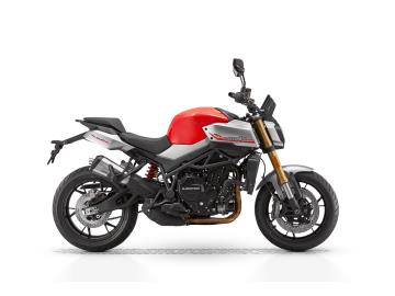 Prezzo listino 7.990euro + messa su strada di 350euro.

L'offerta include:

** Mezzo in pronta consegna **

* Garanzia ufficiale 3+1 Anni! *

PossibilitÃ  di finanziamento (Senza anticipo, Maxi rata, personalizzato).

NUOVA QJ MOTOR SRK 900: La Naked che Ridefinisce la Performance e la Tecnologia!
Sei pronto a dominare la strada con stile e potenza?

MOTORE E PRESTAZIONI:
Motore: Bicilindrico in linea da 904 cc Euro 5+
Potenza Massima: 95 CV (70 kW) a 9000 giri min
Coppia Max: 90 Nm a 6500 giri min
VelocitÃ  Massima: 211 km h
Un'erogazione corposa e pronta, per un piacere di guida sportivo ma gestibile ogni giorno.

DOTAZIONE TECNOLOGICA AL TOP:
3 Riding Mode (Standard, Sport, Rain) per adattarsi a ogni condizione.
Quick Shifter Bidirezionale di serie (cambio rapido senza frizione, in salita e in scalata!).
TCS (Traction Control System) e Cruise Control.
Acceleratore elettronico Ride-by-Wire.
Strumentazione con ampio Display TFT da 7 pollici, con connettivitÃ  Bluetooth e navigazione.

CICLISTICA E SICUREZZA:
Sospensioni Marzocchi regolabili (forcella a steli rovesciati da 50 mm).
Impianto frenante di alto livello con doppi dischi anteriori da 320 mm e pinze ad attacco radiale Brembo (su alcuni mercati).
Telaio a traliccio in acciaio e forcellone in alluminio.
Peso in ordine di marcia di 221 kg.

DESIGN E COMFORT:
Linea aggressiva, codino compatto e gruppo ottico Full LED.
Altezza sella contenuta a 810 mm.
CapacitÃ  serbatoio generosa da 17,8 litri.

Non perdere l'occasione di guidare la moto che cambierÃ  il tuo modo di muoverti in cittÃ .

I NOSTRI SERVIZI :
-Acquisto diretto con pagamento immediato
-conto vendita
-vendita auto, moto e scooter usati e garantiti
-vendita veicoli d'epoca
-permuta auto con moto e viceversa
-noleggio breve e lungo termine
-finanziamenti personalizzati (rata costante,mini e maxi rate, leasing)
-assistenza post-vendita con societÃ  di garanzie e officine partner
-assicurazioni
-consulenze e stime per acquisti tra privati

VISITA il nostro sito internet: automotousateroma.it oppure scarica la nostra App: automotousateroma dall' Apple store o Play store.

VIENI A TROVARCI PER VEDERE DAL VIVO QUESTO VEICOLO :
Auto Moto Usate Roma s.r.l.Via Appia Nuova 23, 00047, Marino (RM) (adiacente Sorelle Ramonda).

HAI UNA PERMUTA?
compila il form sull'App o nel nostro sito automotousateroma.it
oppure inviaci foto e descrizione (modello anno km motore ...)
al nostro numero whatsapp : Cell. 366-6562866 o 351-4646876 Fisso 06-7215841 e-mail : info@automotousateroma.it

La Auto Moto Usate Roma Srl declina ogni responsabilitÃ  per eventuali involontarie incongruenze che non rappresentano in alcun modo un impegno contrattuale e invitano i clienti a verificare sempre dal vivo la correttezza dei dati che potrebbero non coincidere con lâ€™effettivo equipaggiamento del veicolo spesso dovuto alla incompatibilitÃ  dei dati trasmessi sulle varie piattaforme web.