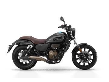 Prezzo listino 2.990euro + messa su strada di 350euro. 
L'offerta include:
       ** Mezzo in pronta consegna **
* Garanzia ufficiale 3+1 Anni! * 
PossibilitÃ  di finanziamento (Senza anticipo, Maxi rata, personalizzato). 
Pronto a vivere la strada con un look da vera custom e l'agilitÃ  di un 125?
Scopri la QJ Motor SRV 125, la cruiser che unisce il fascino retrÃ² con la tecnologia moderna, perfetta per i neopatentati A1 e per chi cerca una moto maneggevole e ricca di carattere!
Punti di Forza:
Design Iconico: Linee da low-rider, serbatoio a goccia e un look custom che non passa inosservato.
Motore Potente A1: Monocilindrico 125cc Euro 5, raffreddato a liquido, che eroga il massimo di legge (ben 15 CV). Prestazioni brillanti e consumi ridotti!
Sicurezza al Top: Impianto frenante a disco anteriore e posteriore con ABS per una frenata sempre sicura e affidabile.
Comfort per Tutti: Altezza sella super accessibile a soli 720 mm e peso contenuto (circa 150 kg in ordine di marcia), la rendono estremamente facile e intuitiva da guidare.
Tecnologia Moderna: Faro tondo Full LED e strumentazione LCD digitale per avere tutto sotto controllo con stile.
Scheda Tecnica Rapida:
Cilindrata: 125 cc
Potenza Max: 15 CV (11 kW)
Trasmissione: 6 marce
Altezza Sella: 720 mm
Prezzo di Listino Consigliato: â‚¬ 2.990 (f.c.) (Verifica le promozioni attive in concessionaria!)
Non accontentarti di una moto qualunque. Sali in sella alla SRV 125 e distinguiti!


Non perdere l'occasione di guidare la moto che cambierÃ  il tuo modo di muoverti in cittÃ . 
Vieni a vederlo e a provarlo!

*************

I NOSTRI SERVIZI : 
-Acquisto diretto con pagamento immediato 
-conto vendita
-vendita auto, moto e scooter usati e garantiti
-vendita veicoli d'epoca
-permuta auto con moto e viceversa
-noleggio breve e lungo termine
-finanziamenti personalizzati (rata costante,mini e  maxi rate, leasing)
-assistenza post-vendita con societÃ  di garanzie e officine partner
-assicurazioni
-consulenze e stime per acquisti tra privati

VISITA il nostro sito internet: automotousateroma.it oppure scarica la nostra App: automotousateroma dall' Apple store o Play store per restare aggiornato sui nostri ultimi arrivi.

VIENI A TROVARCI PER VEDERE DAL VIVO QUESTO VEICOLO :
Auto Moto Usate Roma s.r.l.Via Appia Nuova 23, 00047, Marino (RM) (adiacente Sorelle Ramonda)

*************

HAI UNA PERMUTA?
compila il form sull'App o nel nostro sito automotousateroma.it
oppure inviaci foto e descrizione (modello anno km motore ...)
al nostro numero whatsapp : Cell. 366-6562866 o 351-4646876 Fisso 06-7215841 e-mail :  info@automotousateroma.it

*************
La Auto Moto Usate Roma Srl declina ogni responsabilitÃ  per eventuali involontarie incongruenze che non rappresentano in alcun modo un impegno contrattuale e invitano i clienti a verificare sempre dal vivo la correttezza dei dati che potrebbero non coincidere con lâ€™effettivo equipaggiamento del veicolo spesso dovuto alla incompatibilitÃ  dei dati trasmessi sulle varie piattaforme web.