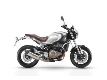 Prezzo listino 5.990euro  in Promo a 4.990euro + messa su strada di 350euro. 
L'offerta include:
       ** Mezzo in pronta consegna **
* Garanzia ufficiale 3+1 Anni! * 
PossibilitÃ  di finanziamento (Senza anticipo, Maxi rata, personalizzato). 
Cerchi una moto dal look classico ma con la tecnologia e le prestazioni di un mezzo moderno?
Scopri la QJ Motor SRV 550, la roadster di media cilindrata che unisce il fascino senza tempo delle cafÃ© racer con un motore brillante e una ciclistica di alto livello. Ãˆ l'equilibrio perfetto tra stile, potenza e accessibilitÃ .
Caratteristiche da non Perdere:
Potenza A2 Pura: Spinta da un vivace Bicilindrico in linea da 554cc Euro 5, eroga esattamente 47,6 CV (35 kW), il massimo consentito per la patente A2. Ideale per chi cerca prestazioni consistenti senza rinunce.
Coppia Esaltante: Con 51 Nm di coppia massima erogati a soli 5.500 giri, la SRV 550 offre una spinta decisa e divertente, perfetta per la guida di tutti i giorni e le gite fuori porta.
Ciclistica Evoluta: Forcella a steli rovesciati e un potente impianto frenante con doppio disco anteriore da 320 mm e ABS garantiscono una tenuta di strada e una frenata precise e sicure.
Design Distintivo: Linee neo-retrÃ², faro tondo con tecnologia Full LED, e dettagli curati come la sella a costine in ecopelle. Non Ã¨ solo una moto, Ã¨ una dichiarazione di stile.
Maneggevole e Comoda: Con un'altezza sella di 785 mm e una posizione di guida naturale, offre grande maneggevolezza sia nel traffico che nelle manovre da fermo

Non perdere l'occasione di guidare la moto che cambierÃ  il tuo modo di muoverti in cittÃ . 
Vieni a vederlo e a provarlo!

*************

I NOSTRI SERVIZI : 
-Acquisto diretto con pagamento immediato 
-conto vendita
-vendita auto, moto e scooter usati e garantiti
-vendita veicoli d'epoca
-permuta auto con moto e viceversa
-noleggio breve e lungo termine
-finanziamenti personalizzati (rata costante,mini e  maxi rate, leasing)
-assistenza post-vendita con societÃ  di garanzie e officine partner
-assicurazioni
-consulenze e stime per acquisti tra privati

VISITA il nostro sito internet: automotousateroma.it oppure scarica la nostra App: automotousateroma dall' Apple store o Play store per restare aggiornato sui nostri ultimi arrivi.

VIENI A TROVARCI PER VEDERE DAL VIVO QUESTO VEICOLO :
Auto Moto Usate Roma s.r.l.Via Appia Nuova 23, 00047, Marino (RM) (adiacente Sorelle Ramonda)

*************

HAI UNA PERMUTA?
compila il form sull'App o nel nostro sito automotousateroma.it
oppure inviaci foto e descrizione (modello anno km motore ...)
al nostro numero whatsapp : Cell. 366-6562866 o 351-4646876 Fisso 06-7215841 e-mail :  info@automotousateroma.it

*************
La Auto Moto Usate Roma Srl declina ogni responsabilitÃ  per eventuali involontarie incongruenze che non rappresentano in alcun modo un impegno contrattuale e invitano i clienti a verificare sempre dal vivo la correttezza dei dati che potrebbero non coincidere con lâ€™effettivo equipaggiamento del veicolo spesso dovuto alla incompatibilitÃ  dei dati trasmessi sulle varie piattaforme web.