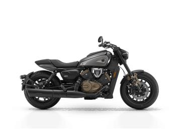 Prezzo listino 7.190euro + messa su strada di 350euro. 
L'offerta include:
       ** Mezzo in pronta consegna **
* Garanzia ufficiale 3+1 Anni! * 
PossibilitÃ  di finanziamento (Senza anticipo, Maxi rata, personalizzato). 
NUOVA QJ MOTOR SRV 600 V: Stanco del solito bicilindrico? Preparati a sentire un rombo che non ti aspetti.
La QJ Motor SRV 600 V ridefinisce il concetto di cruiser di media cilindrata. Ãˆ una moto imponente, dal look inconfondibile e con un dettaglio tecnico che la rende unica nel suo segmento: un muscoloso motore Quattro Cilindri a V.
PerchÃ© la SRV 600 V Ã¨ la Custom che stavi cercando?
Motore Esclusivo V4 (561cc): L'unico motore a 4 cilindri a V in questa categoria! Eroga ben 68 CV di pura potenza e un sound di scarico profondo e coinvolgente, amplificato dai doppi terminali laterali.
Trasmissione a Cinghia: Per una guida fluida, una manutenzione ridotta e un look custom fedele alla tradizione.
Stile Imponente: Linee massicce, interasse lungo (1580 mm) e gomma posteriore da 180/65-16