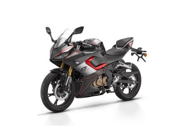 Prezzo listino 3.570euro + messa su strada di 350euro. 
L'offerta include:
       ** Mezzo in pronta consegna **
* Garanzia ufficiale 3+1 Anni! * 
PossibilitÃ  di finanziamento (Senza anticipo, Maxi rata, personalizzato). 
Scopri QJ Motor SRK 125 R!
 La tua prima vera sportiva, aggressiva nel look ed emozionante da guidare.
Sei pronto a trasformare il tragitto quotidiano in un'avventura adrenalinica? 
La nuova QJ Motor SRK 125 R Ã¨ qui per riscrivere le regole della categoria 125cc.
Con il suo design supersportivo e aggressivo, la SRK 125 R non passa inosservata. Ma non Ã¨ solo apparenza: il suo cuore Ã¨ un monocilindrico 4 tempi da 125 cc raffreddato a liquido che sprigiona la potenza massima consentita per la patente A1: 15 CV (11 kW) a 9500 giri/min, garantendo prestazioni brillanti e un'accelerazione entusiasmante.
Le Caratteristiche che Fanno la Differenza:
Massima Potenza 125cc: 15 CV per prestazioni al top di categoria.
Ciclistica Evoluta: Forcella a steli rovesciati all'anteriore per una tenuta di strada impeccabile.
Frenata Sicura: Dischi freno anteriori e posteriori con sistema ABS per una sicurezza totale in ogni condizione.
Look mozzafiato: Linee taglienti, carenatura dinamica e dettagli racing.
AgilitÃ  e Controllo: Peso contenuto (circa 148-153 kg in ordine di marcia) e altezza sella accessibile (785 mm).
Cambio a 6 marce: Sfrutta al massimo la potenza del motore.

Non perdere l'occasione di guidare la moto che cambierÃ  il tuo modo di muoverti in cittÃ . 
Vieni a vederlo e a provarlo!

*************

I NOSTRI SERVIZI : 
-Acquisto diretto con pagamento immediato 
-conto vendita
-vendita auto, moto e scooter usati e garantiti
-vendita veicoli d'epoca
-permuta auto con moto e viceversa
-noleggio breve e lungo termine
-finanziamenti personalizzati (rata costante,mini e  maxi rate, leasing)
-assistenza post-vendita con societÃ  di garanzie e officine partner
-assicurazioni
-consulenze e stime per acquisti tra privati

VISITA il nostro sito internet: automotousateroma.it oppure scarica la nostra App: automotousateroma dall' Apple store o Play store per restare aggiornato sui nostri ultimi arrivi.

VIENI A TROVARCI PER VEDERE DAL VIVO QUESTO VEICOLO :
Auto Moto Usate Roma s.r.l.Via Appia Nuova 23, 00047, Marino (RM) (adiacente Sorelle Ramonda)

*************

HAI UNA PERMUTA?
compila il form sull'App o nel nostro sito automotousateroma.it
oppure inviaci foto e descrizione (modello anno km motore ...)
al nostro numero whatsapp : Cell. 366-6562866 o 351-4646876 Fisso 06-7215841 e-mail :  info@automotousateroma.it

*************
La Auto Moto Usate Roma Srl declina ogni responsabilitÃ  per eventuali involontarie incongruenze che non rappresentano in alcun modo un impegno contrattuale e invitano i clienti a verificare sempre dal vivo la correttezza dei dati che potrebbero non coincidere con lâ€™effettivo equipaggiamento del veicolo spesso dovuto alla incompatibilitÃ  dei dati trasmessi sulle varie piattaforme web.