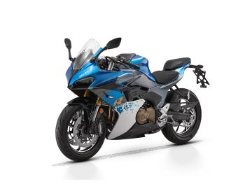 Prezzo listino 6.490euro + messa su strada di 350euro. 
L'offerta include:
       ** Mezzo in pronta consegna **
* Garanzia ufficiale 3+1 Anni! * 
PossibilitÃ  di finanziamento (Senza anticipo, Maxi rata, personalizzato). 
QJ Motor SRK 600 RS: La Pista Chiama Tu Rispondi?
Prestazioni Bicilindriche, Componenti Racing. Il divertimento sportivo Ã¨ per tutti.
Sei alla ricerca di una sportiva di media cilindrata che non scenda a compromessi su look e dotazioni, ma che rimanga accessibile? La QJ Motor SRK 600 RS Ã¨ la risposta.
Nata per emozionare, la SRK 600 RS porta un design affilato e moderno, ispirato direttamente dal mondo delle corse, ma con un cuore che ti permetterÃ  di divertirti ogni giorno.
Motore Brillante e Adatto a Tutti:
Sotto le carene pulite e aggressive batte un bicilindrico parallelo da 554 cc omologato Euro 5, che eroga 56 CV (o 61 CV a seconda delle fonti, ma nell'annuncio usiamo 56-61 per l'impatto) con una coppia decisa giÃ  ai medi regimi. Perfetta per chi vuole iniziare con la Patente A2 o per chi cerca un mezzo potente ma gestibile.
Dotazioni da Top di Gamma:
La vera sorpresa Ã¨ la componentistica premium che trovi di serie:
Impianto Frenante BREMBO: Pinze radiali all'anteriore per una potenza e modulabilitÃ  da vera sportiva.
Sospensioni MARZOCCHI: Forcella a steli rovesciati completamente regolabile (precarico ed estensione) per cucirti la moto addosso.
Elettronica Avanzata: Doppia mappatura motore (Standard/Sport) e Controllo di Trazione (TCS) per una sicurezza dinamica superiore.
Dettagli Tecnici: Impianto ABS, display TFT a colori e pneumatici sportivi per un grip eccellente.
La Tua Nuova Esperienza RS:
Con un peso in ordine di marcia contenuto (circa 194 kg) e una ciclistica affinata, la SRK 600 RS garantisce agilitÃ  tra le curve e stabilitÃ  in velocitÃ . Ãˆ la sportiva che ti permette di crescere, offrendo un feeling da moto di categoria superiore, senza richiedere un budget esorbitante.

Non perdere l'occasione di guidare la moto che cambierÃ  il tuo modo di muoverti in cittÃ . 

Vieni a vederlo e a provarlo!

*************

I NOSTRI SERVIZI : 
-Acquisto diretto con pagamento immediato 
-conto vendita
-vendita auto, moto e scooter usati e garantiti
-vendita veicoli d'epoca
-permuta auto con moto e viceversa
-noleggio breve e lungo termine
-finanziamenti personalizzati (rata costante,mini e  maxi rate, leasing)
-assistenza post-vendita con societÃ  di garanzie e officine partner
-assicurazioni
-consulenze e stime per acquisti tra privati

VISITA il nostro sito internet: automotousateroma.it oppure scarica la nostra App: automotousateroma dall' Apple store o Play store per restare aggiornato sui nostri ultimi arrivi.

VIENI A TROVARCI PER VEDERE DAL VIVO QUESTO VEICOLO :
Auto Moto Usate Roma s.r.l.Via Appia Nuova 23, 00047, Marino (RM) (adiacente Sorelle Ramonda)

*************

HAI UNA PERMUTA?
compila il form sull'App o nel nostro sito automotousateroma.it
oppure inviaci foto e descrizione (modello anno km motore ...)
al nostro numero whatsapp : Cell. 366-6562866 o 351-4646876 Fisso 06-7215841 e-mail :  info@automotousateroma.it

*************
La Auto Moto Usate Roma Srl declina ogni responsabilitÃ  per eventuali involontarie incongruenze che non rappresentano in alcun modo un impegno contrattuale e invitano i clienti a verificare sempre dal vivo la correttezza dei dati che potrebbero non coincidere con lâ€™effettivo equipaggiamento del veicolo spesso dovuto alla incompatibilitÃ  dei dati trasmessi sulle varie piattaforme web.