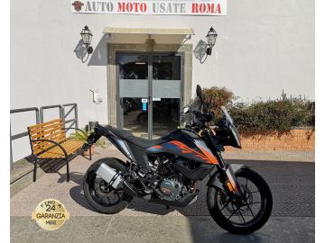 KTM 390 ADVENTURE

Immatricolato 2024, 373cc, 2.800km, 44Cv 32Kw, Euro5.

*** Fattura 1 tagliando Ktm ***

Con: Motore Monocilindrico, cambio manuale a 6 rapporti, Abs, computer di bordo, ride by wire, Faro a Led, Forcella WP APEX 43 con cartuccia aperta, regolabile in compressione ed estensione, Monoammortizzatore WP APEX regolabile nel precarico e in estensione, disco freno anteriore da 320mm e posteriore da 230mm, cerchi da 19â€ anteriore e da 17â€ posteriore.

Rimangono sempre esclusi i costi :

-del passaggio di proprietÃ  pari ad euro 200,00.

-messa su strada pari ad euro 300,00 che include l'attivazione della garanzia di 12 mesi completa, controlli e o tagliando completo preconsegna all'occorrenza (olio,filtro olio, filtro aria e tutti i componenti necessari al ripristino), 12 mesi di garanzia estendibili a 24 36mesi in base al veicolo e copre i componenti non soggetti ad usura (dettagli in sede).

Il prezzo del veicolo pubblicizzato Ã¨ stato calcolato utilizzando tutte le campagne commerciali a disposizione.

*************

I NOSTRI SERVIZI :
-Acquisto diretto con pagamento immediato
-conto vendita
-vendita auto, moto e scooter usati e garantiti
-vendita veicoli d'epoca
-permuta auto con moto e viceversa
-noleggio breve e lungo termine
-finanziamenti personalizzati (rata costante,mini e maxi rate, leasing)
-assistenza post-vendita con societÃ  di garanzie e officine partner
-assicurazioni
-consulenze e stime per acquisti tra privati

VISITA il nostro sito internet: automotousateroma.it oppure scarica la nostra App: automotousateroma dall' Apple store o Play store per restare aggiornato sui nostri ultimi arrivi.

VIENI A TROVARCI PER VEDERE DAL VIVO QUESTO VEICOLO :
Auto Moto Usate Roma s.r.l.Via Appia Nuova 23, 00047, Marino (RM) (adiacente Sorelle Ramonda)

*************

HAI UNA PERMUTA?
compila il form sull'App o nel nostro sito automotousateroma.it
oppure inviaci foto e descrizione (modello anno km motore ...)
al nostro numero whatsapp : Cell. 351-4646876 o Whats. 366-6562866 Fisso 06-7215841 e-mail : info@automotousateroma.it

*************
La Auto Moto Usate Roma Srl declina ogni responsabilitÃ  per eventuali involontarie incongruenze che non rappresentano in alcun modo un impegno contrattuale e invitano i clienti a verificare sempre dal vivo la correttezza dei dati che potrebbero non coincidere con lâ€™effettivo equipaggiamento del veicolo spesso dovuto alla incompatibilitÃ  dei dati trasmessi sulle varie piattaforme web.
